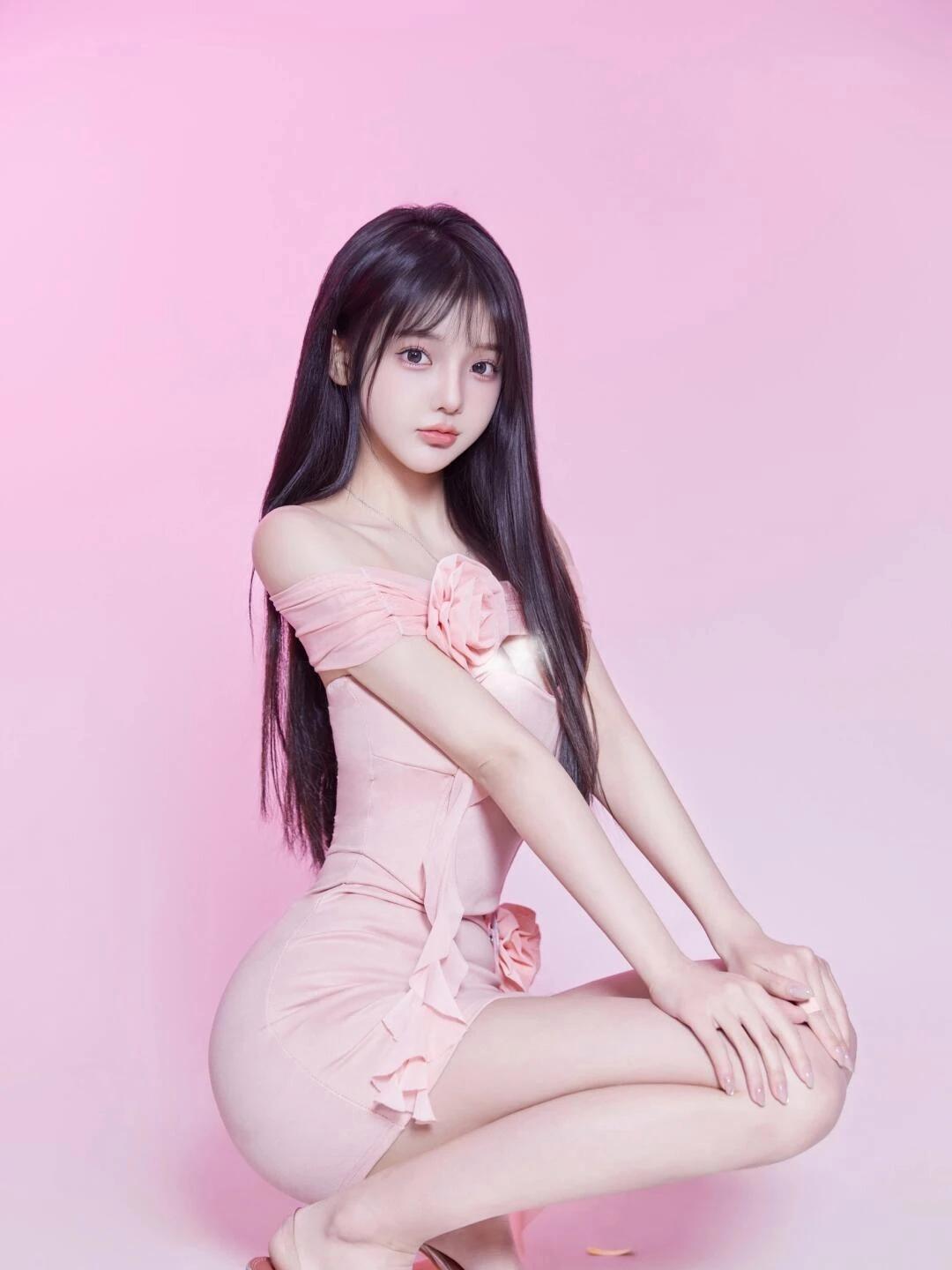 小姐姐今天穿了件粉嫩嫩的小裙子,坐在地上摆了个 pose,真是可爱到