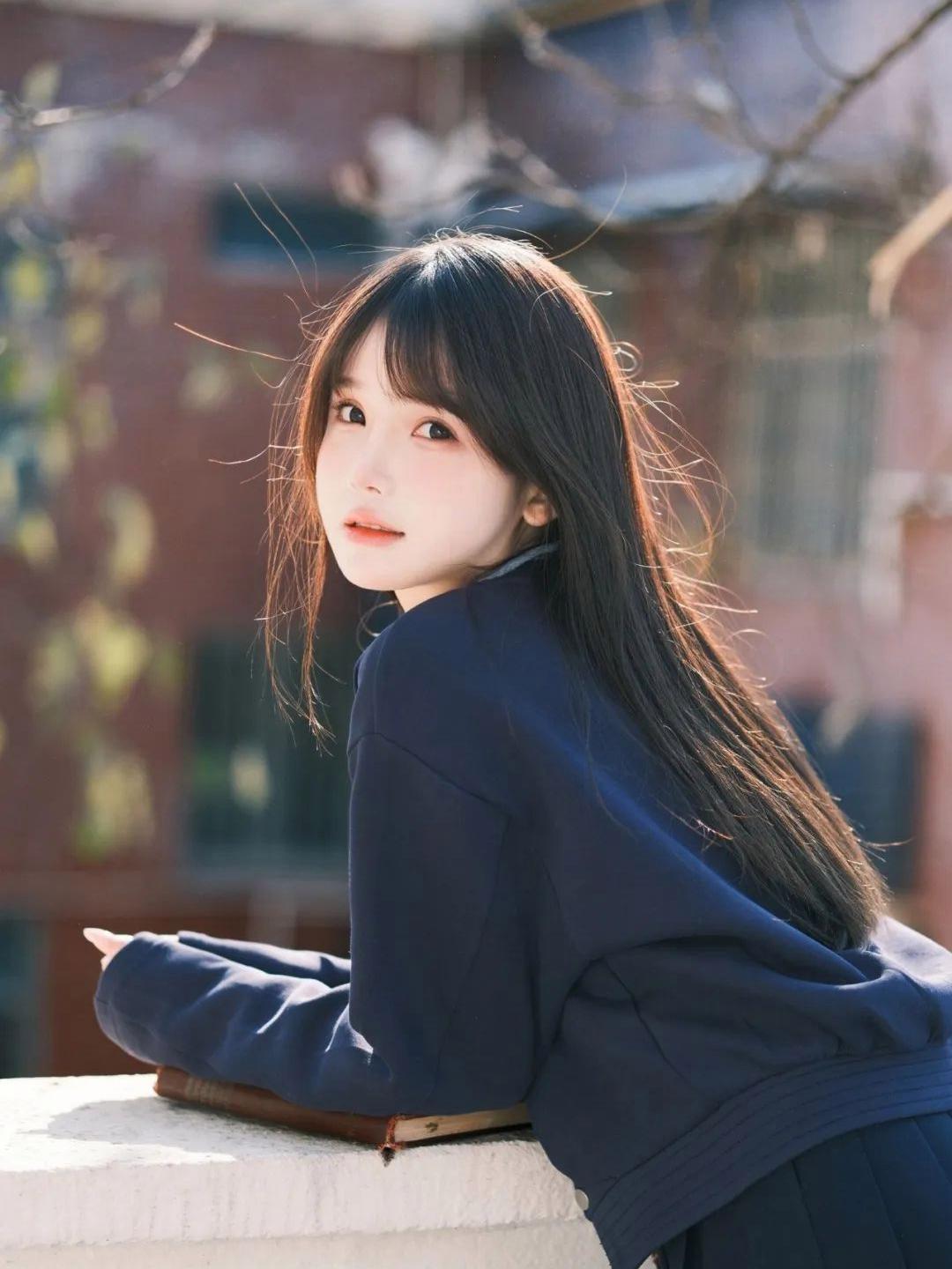 哇,这小姐姐也太可了叭,笑起来甜到犯规,感觉整个世界都亮了!