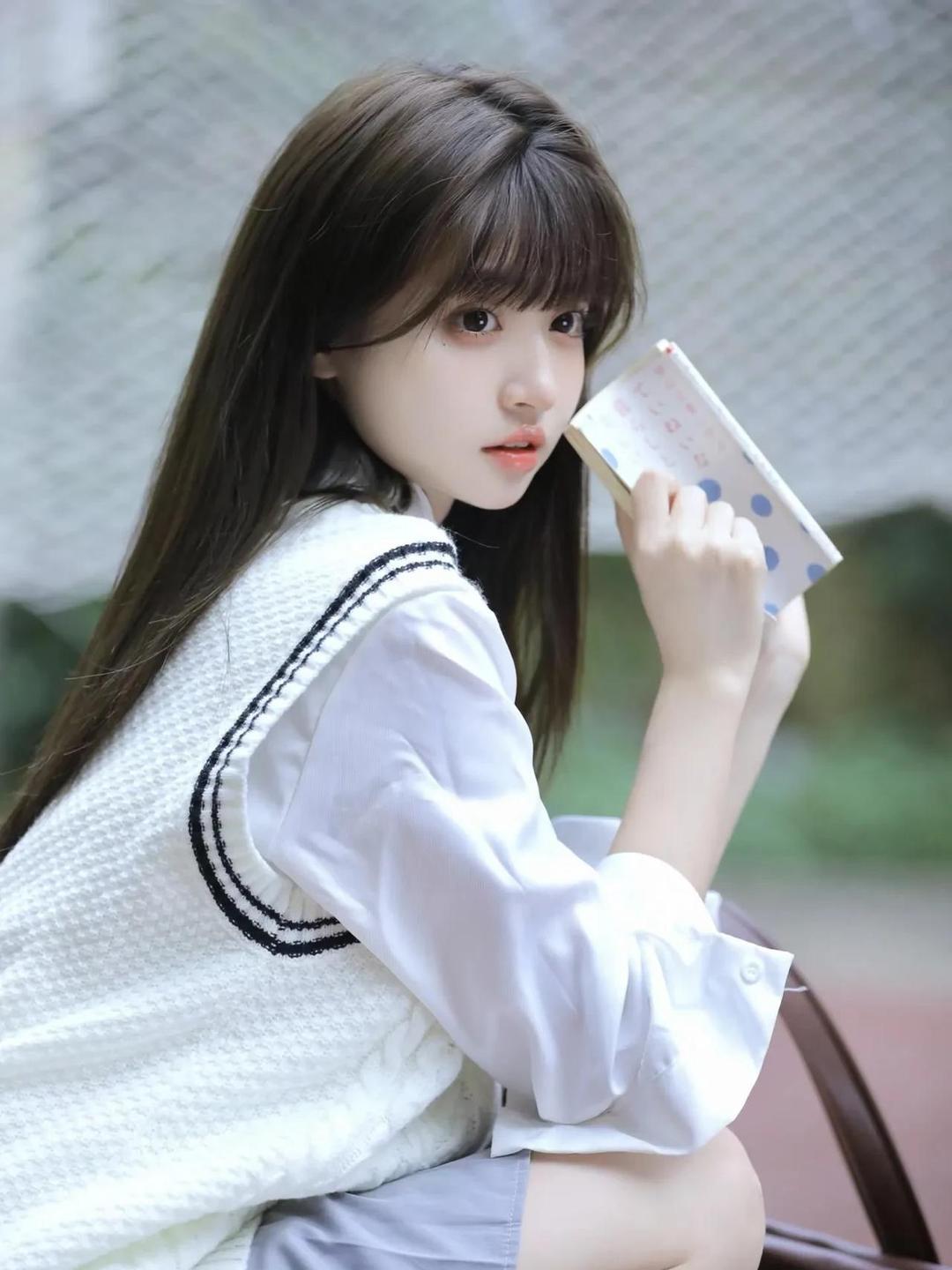 冬日生活打卡季长发飘飘,白白净净,纯纯的初恋女友,放学后的操场邂逅