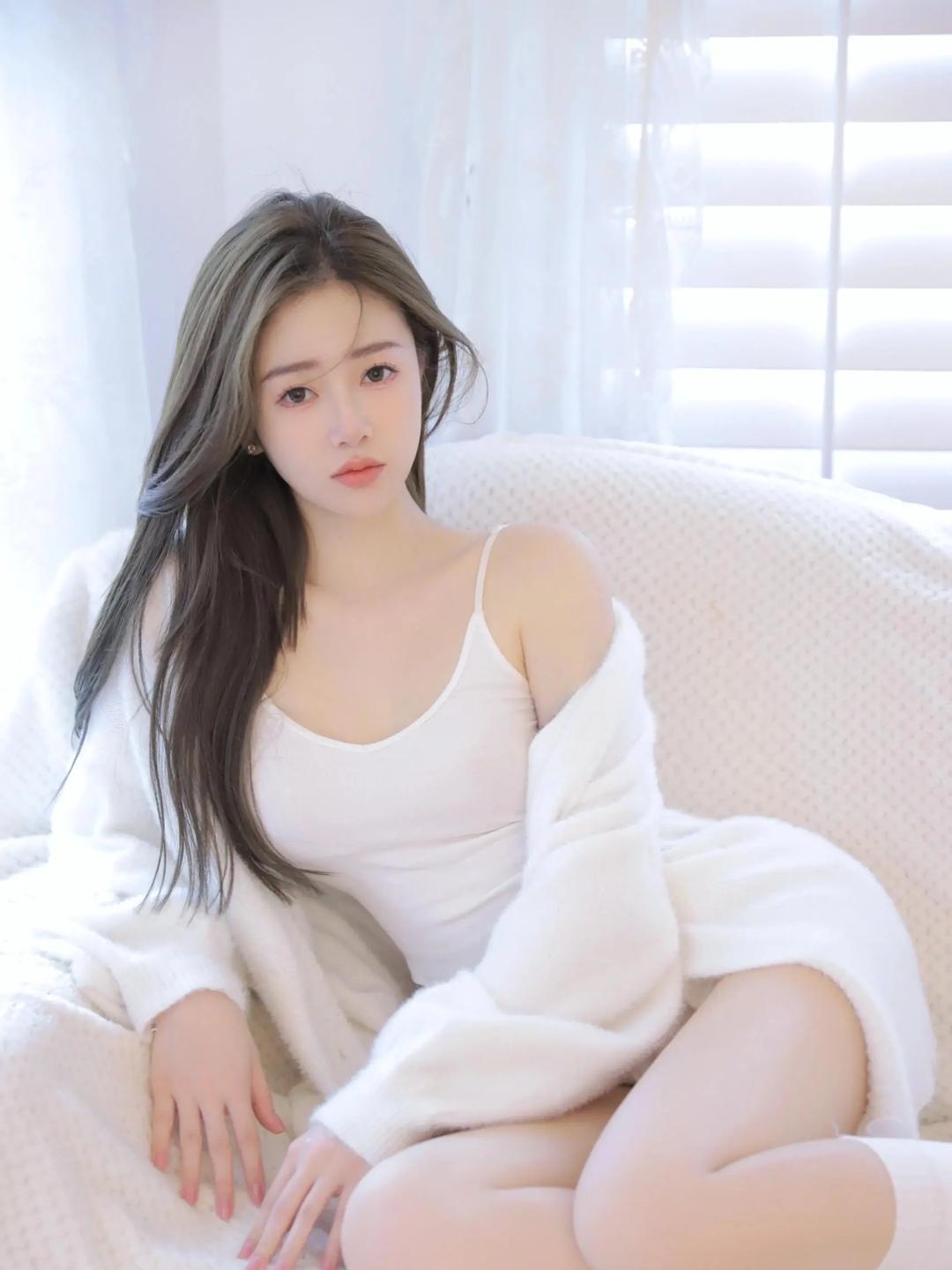 美女坐在沙发上图片