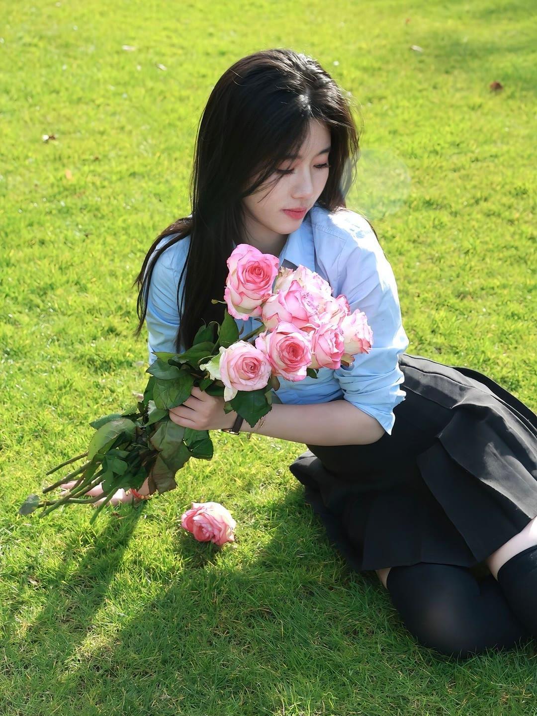 草坪美女照片