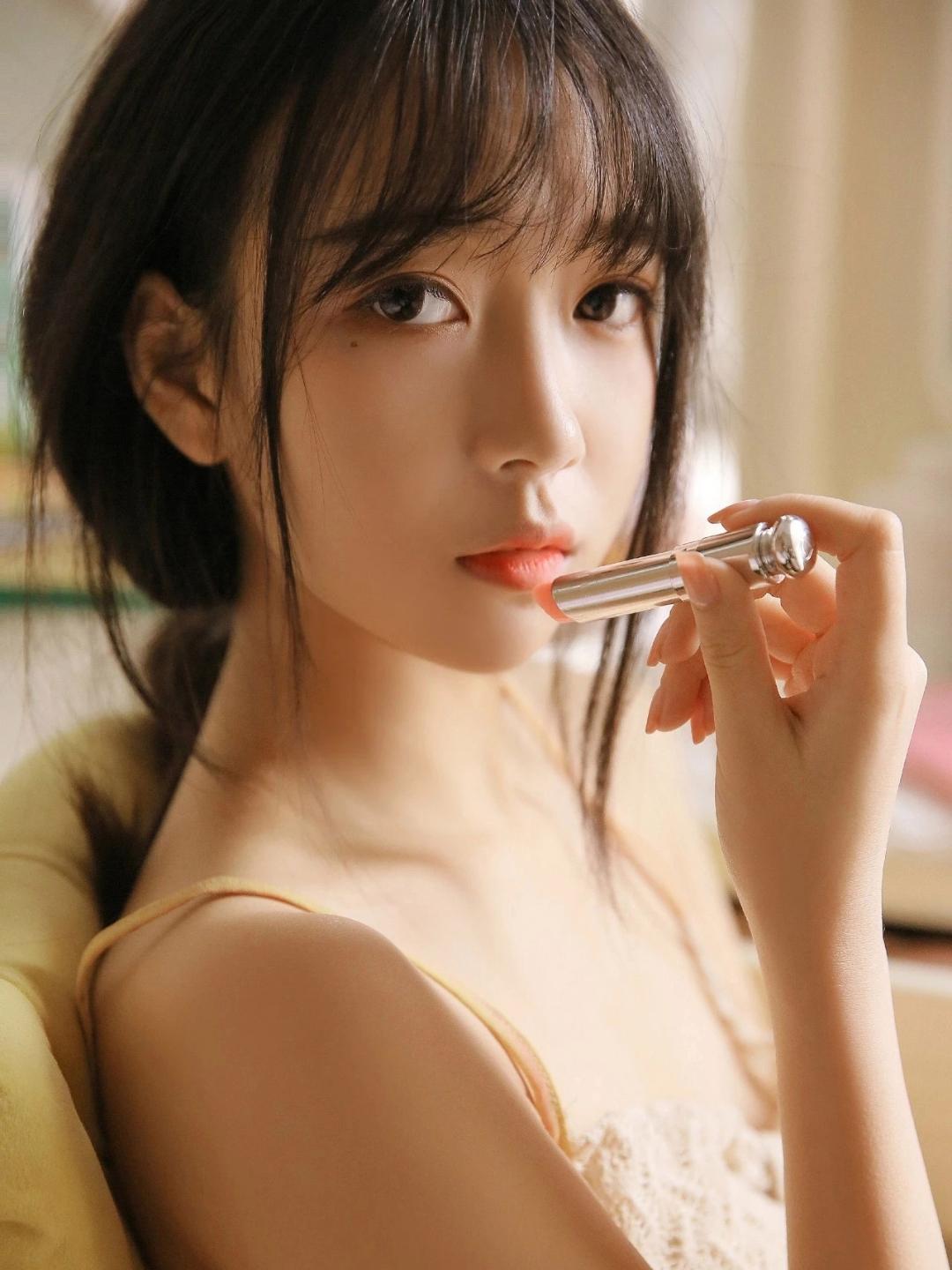 小姐姐躺在床上,手托着脸颊,一副慵懒可爱的模样