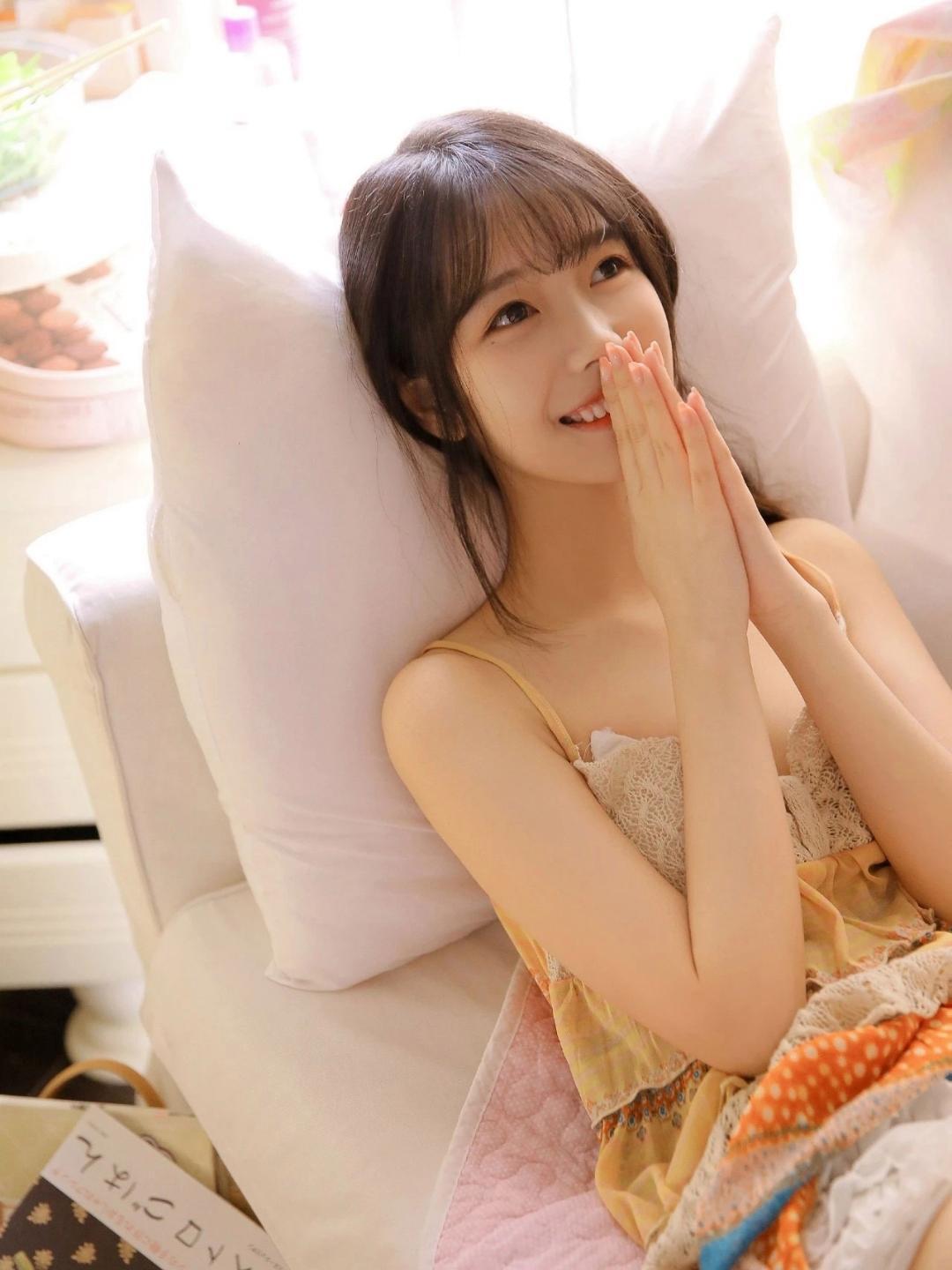 小姐姐躺在床上,手托着脸颊,一副慵懒可爱的模样