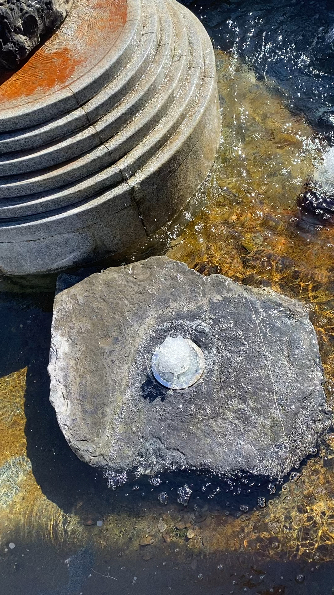 多个泉眼汇入一处成瀑布,然后流入河中!