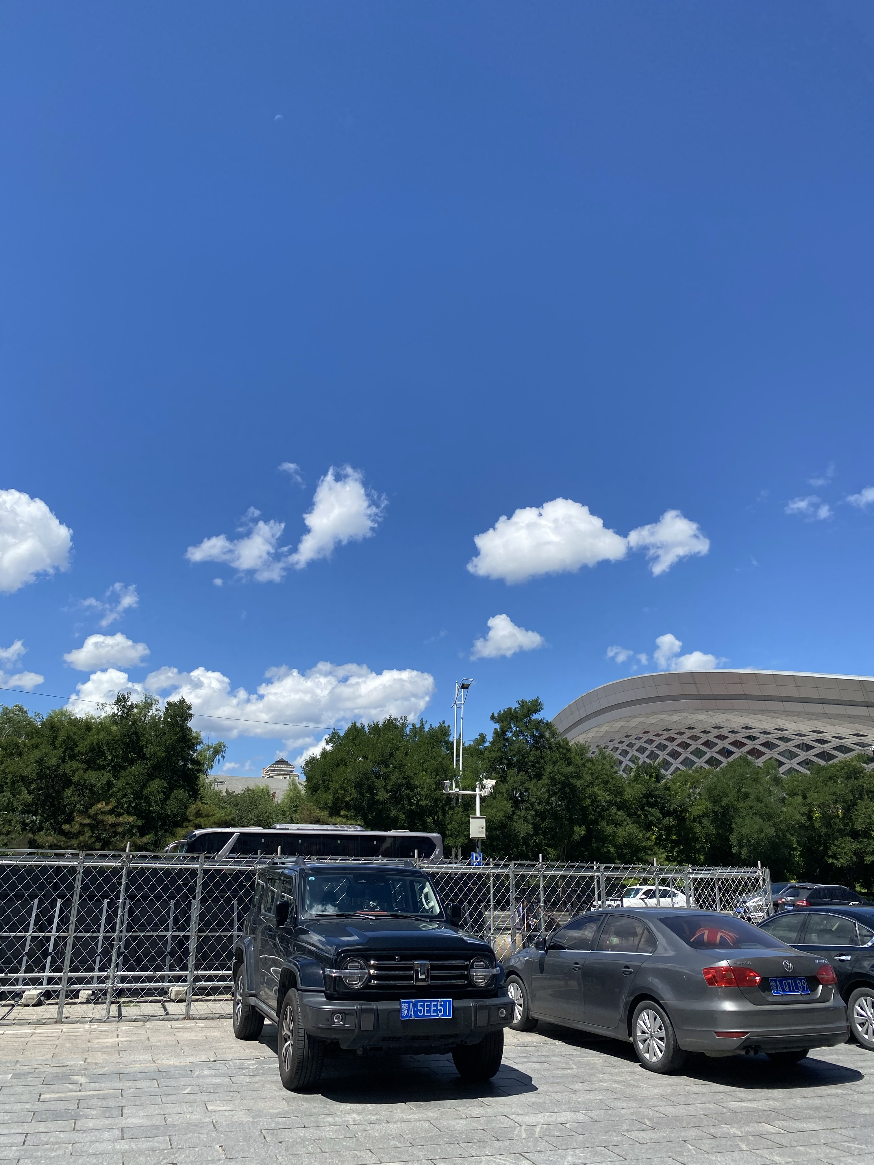 晨起推窗忽见一碧如洗的晴空蓝得那样纯粹那样透彻仿佛被昨夜那场