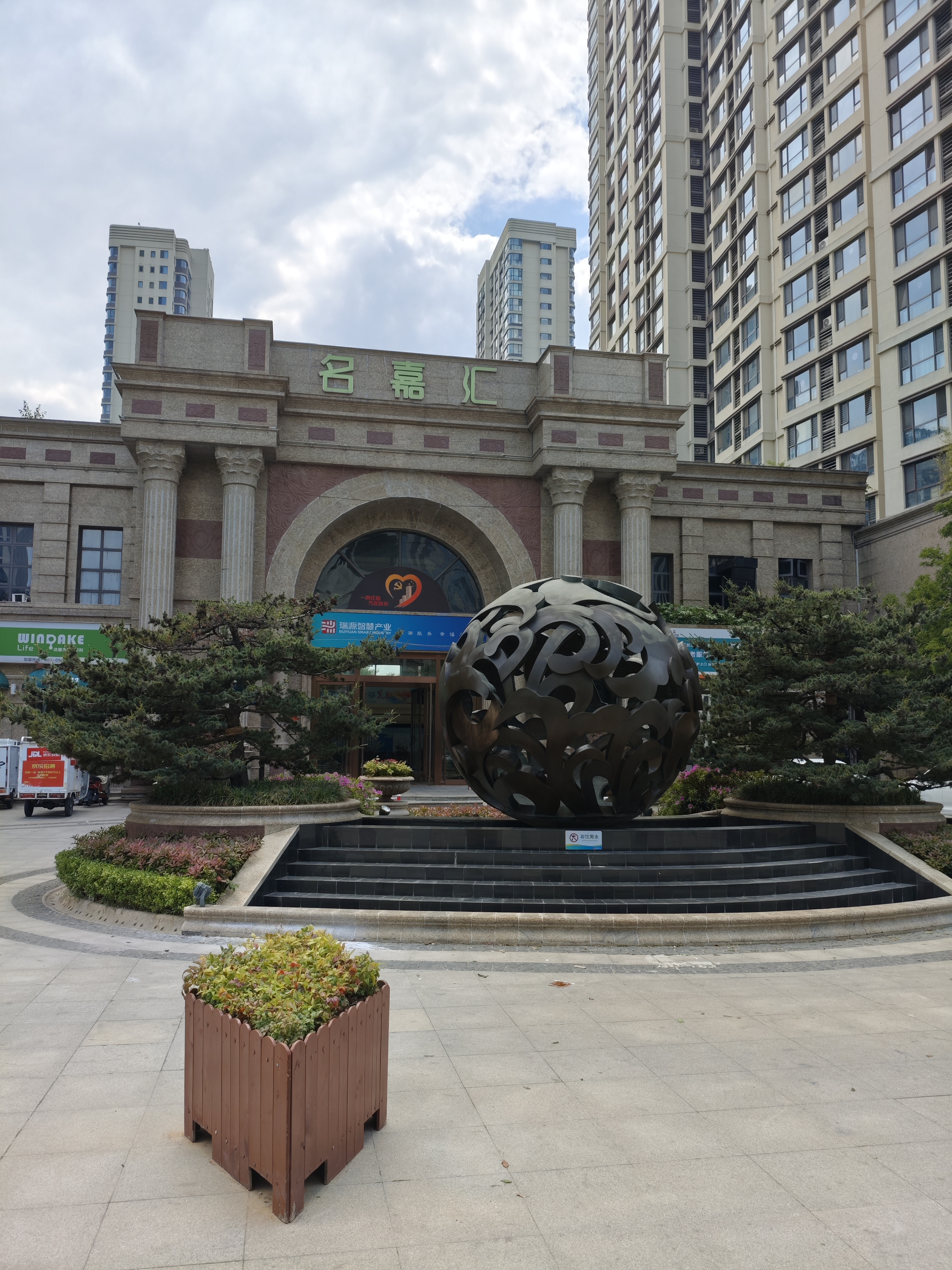 然而,这一现象背后隐藏着的复杂动机和策略,往往令人难以捉摸