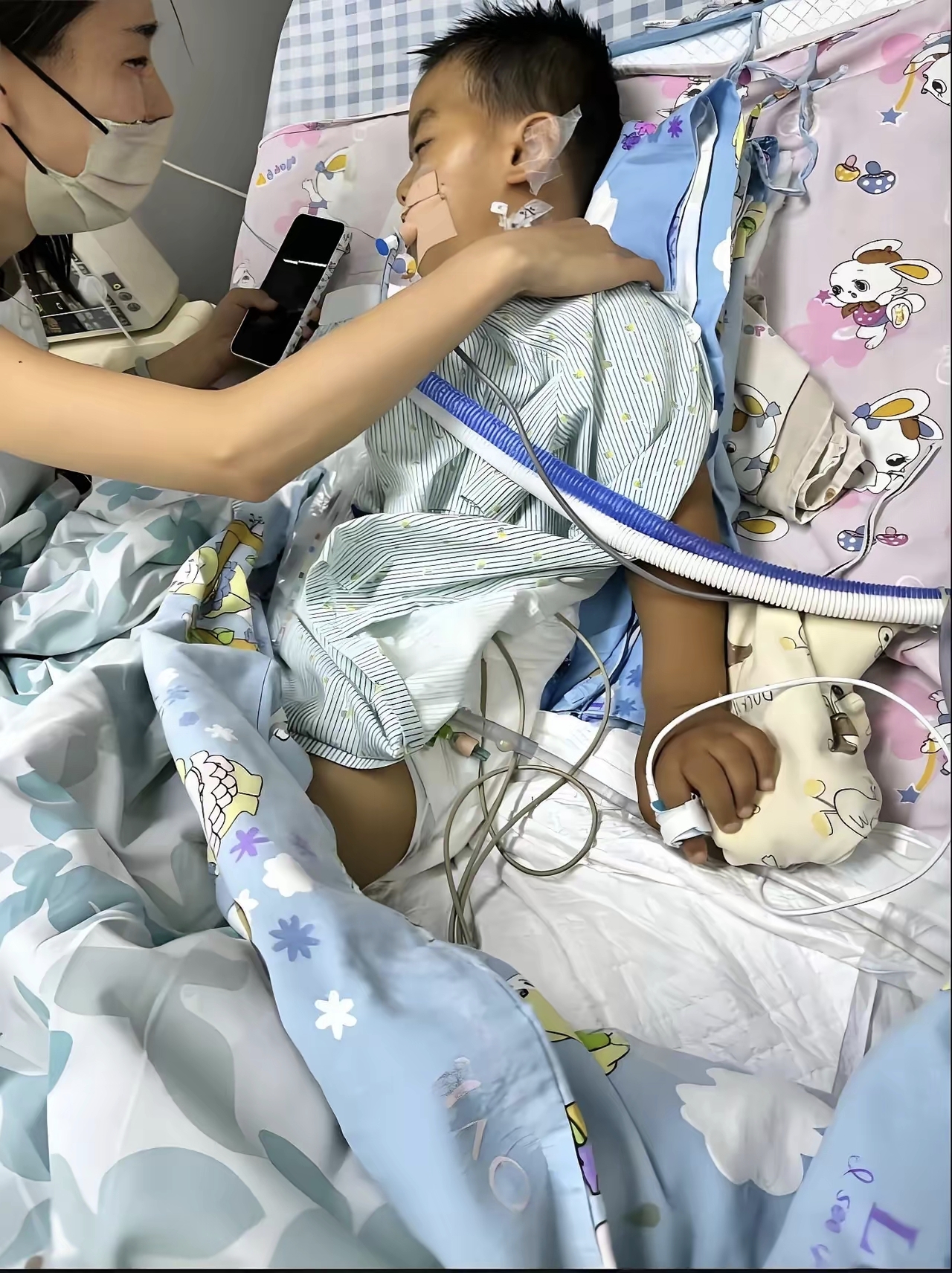 他妈妈通过社交媒体告诉大家,孩子做完手术后已经昏迷超过半个月了