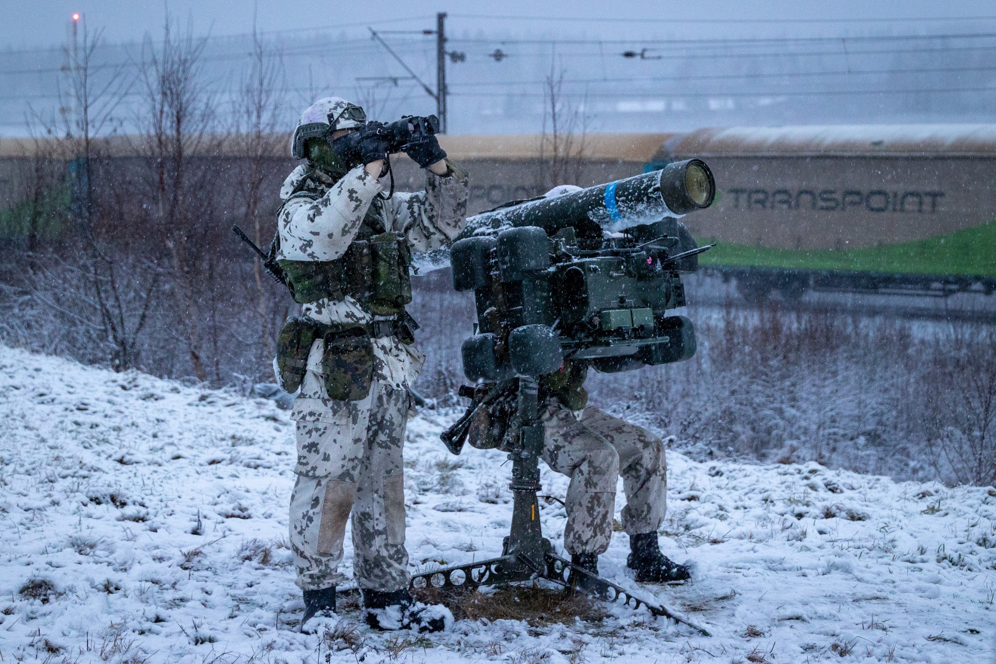 芬兰目前实施征兵制,现有3