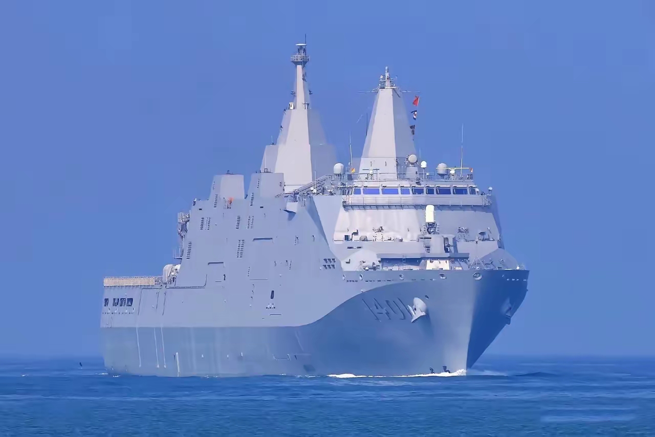 台湾玉山号船坞登陆舰,这艘登陆舰满载排水量超过10000吨,是台海军