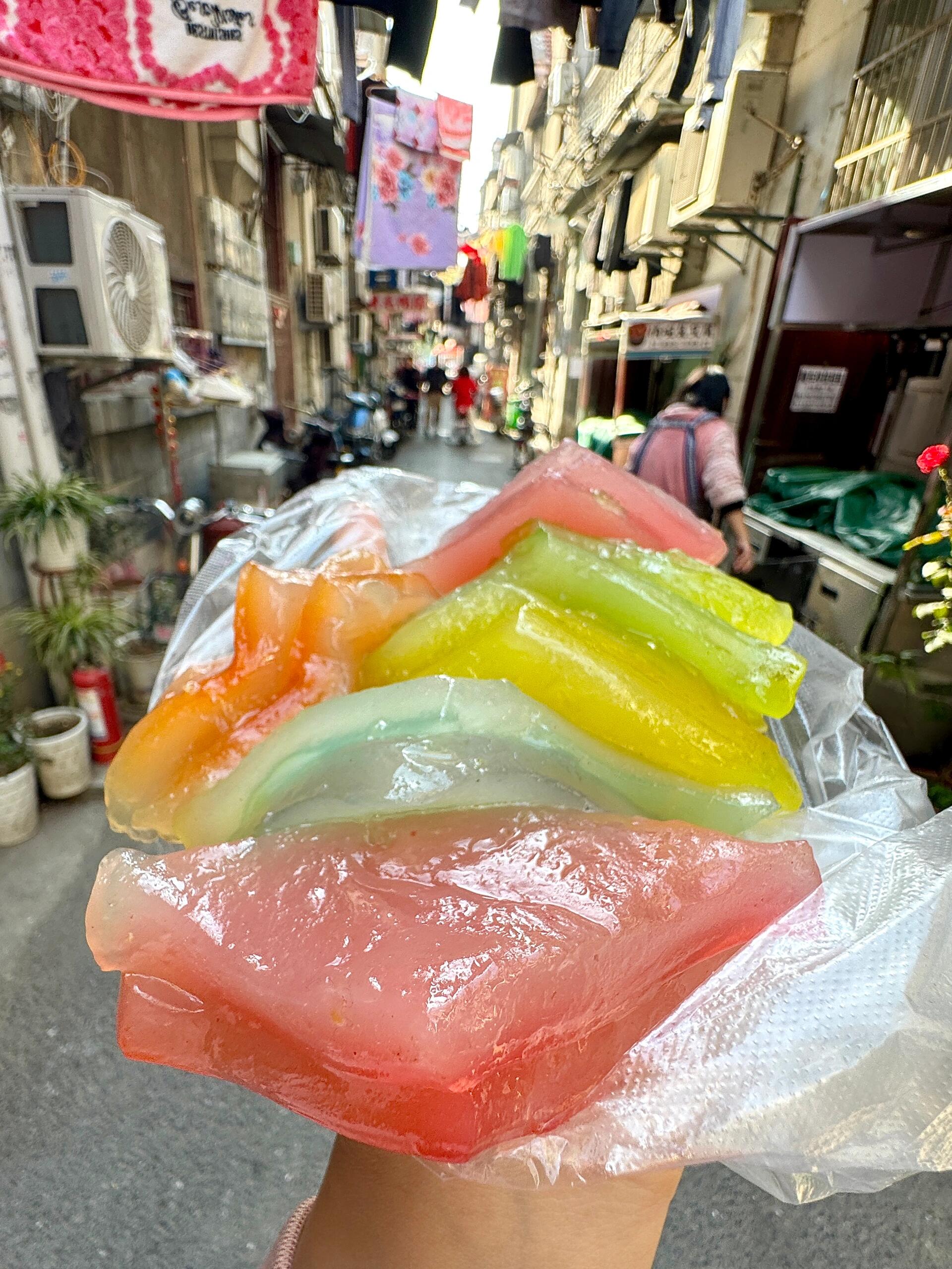 街头偶遇童年回忆1r一片的彩虹凉糕