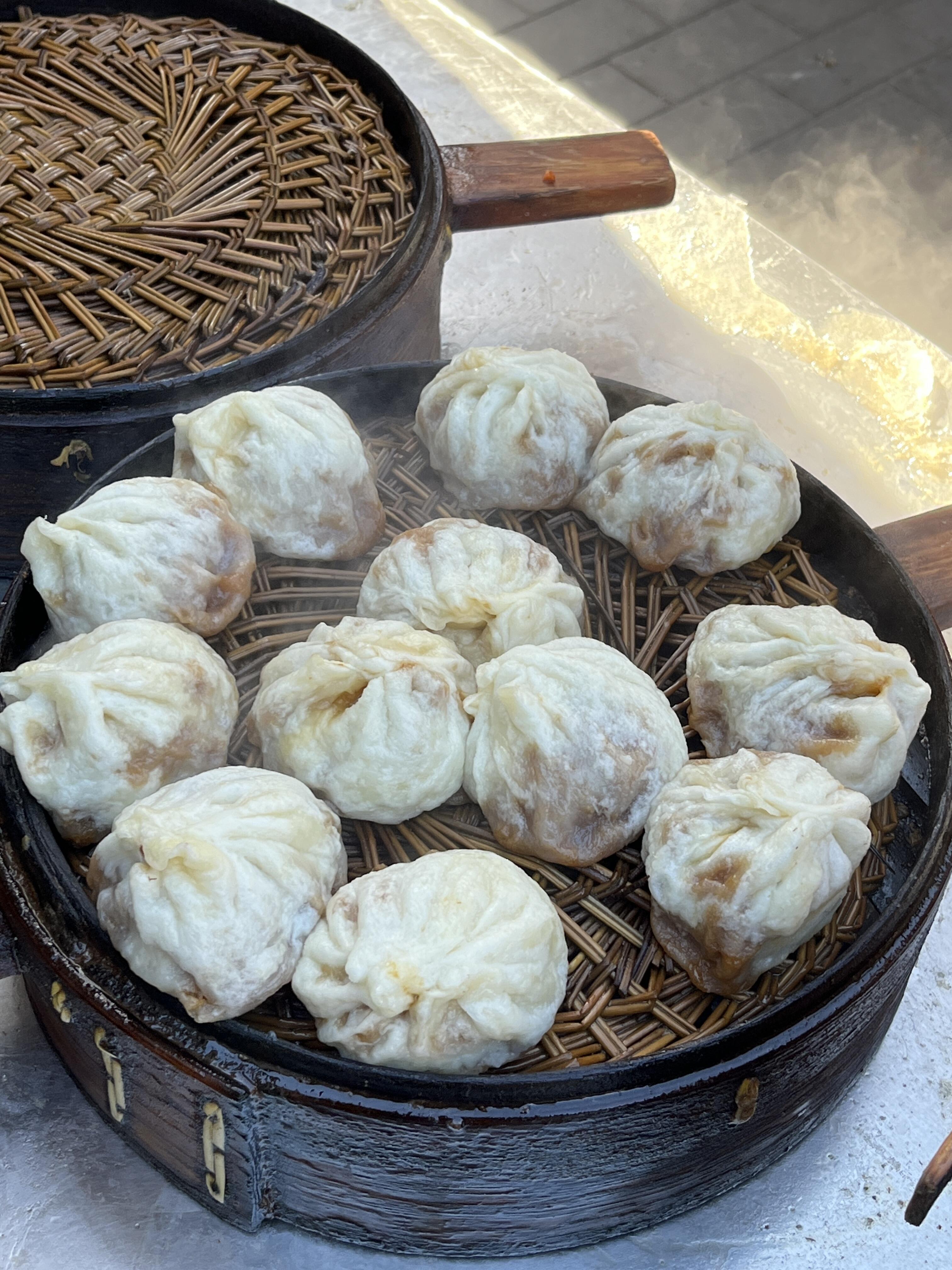 好想吃这种油乎乎的包子