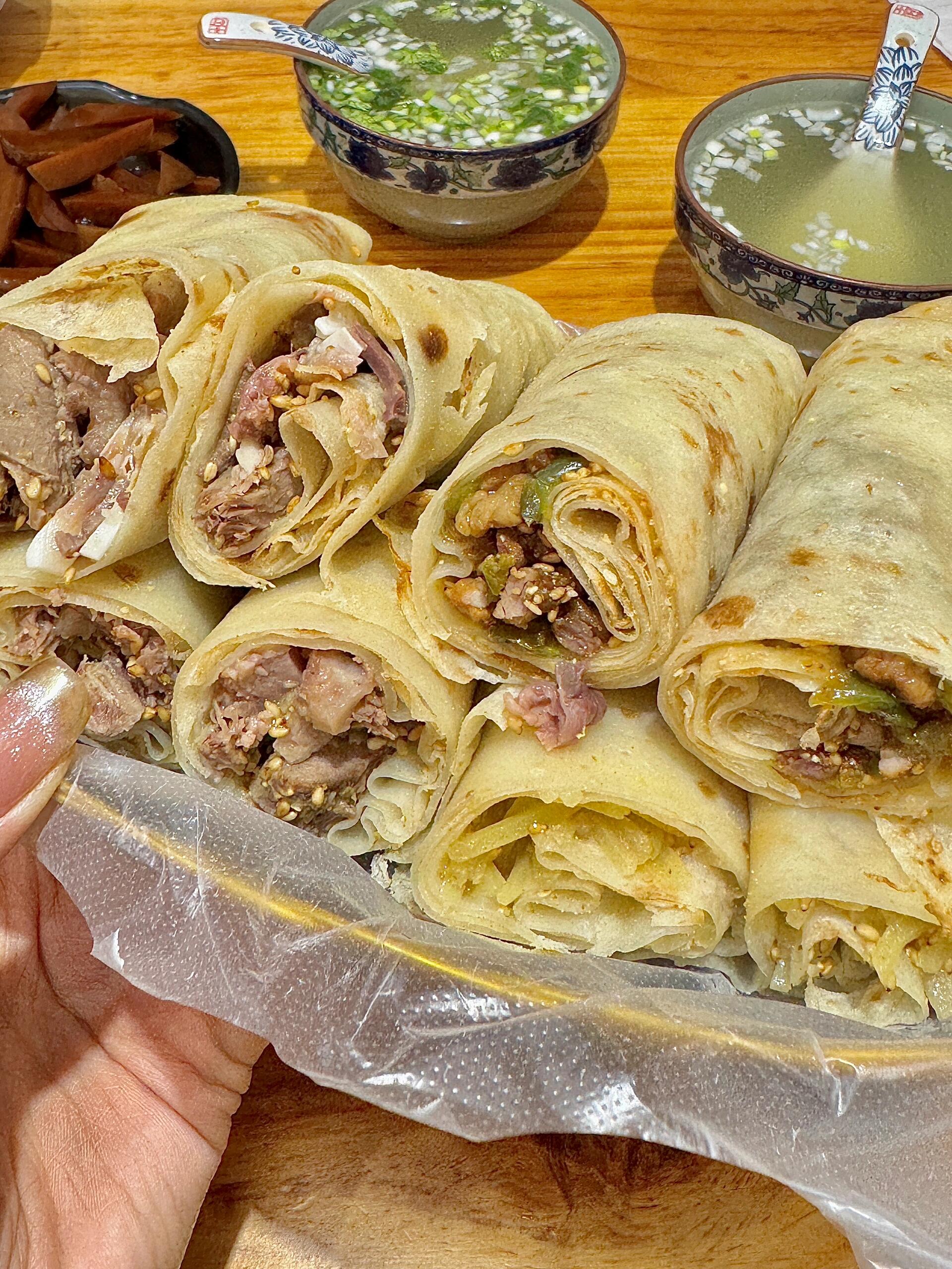 搭配上老汤,葱段,咸菜疙创蟊碇硗啡 朝天锅图片潍坊朝天锅烙饼卷