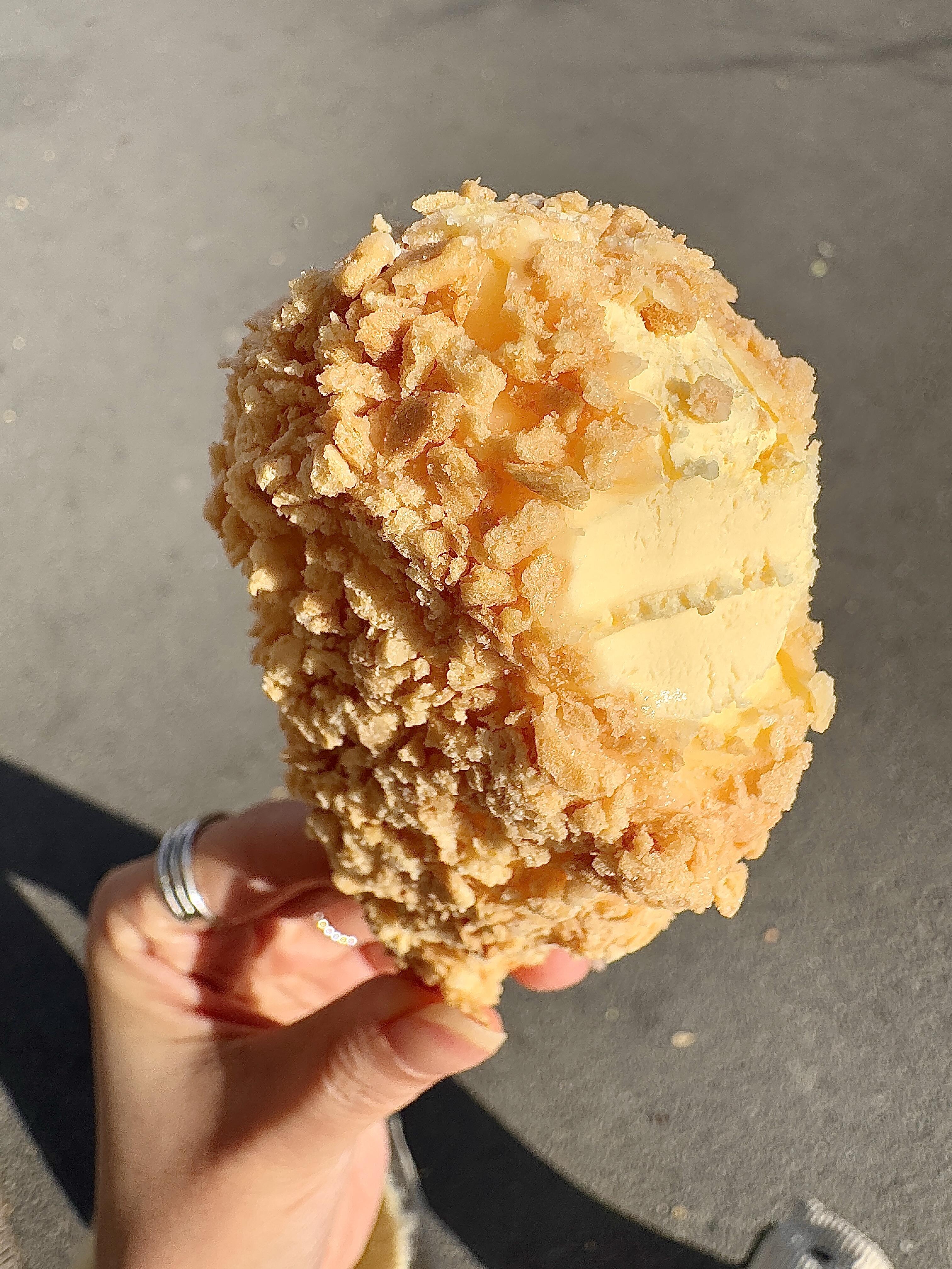 拿在手里都感觉是炸鸡 	 其实是香草冰淇淋麦片脆,吃起来也是tree