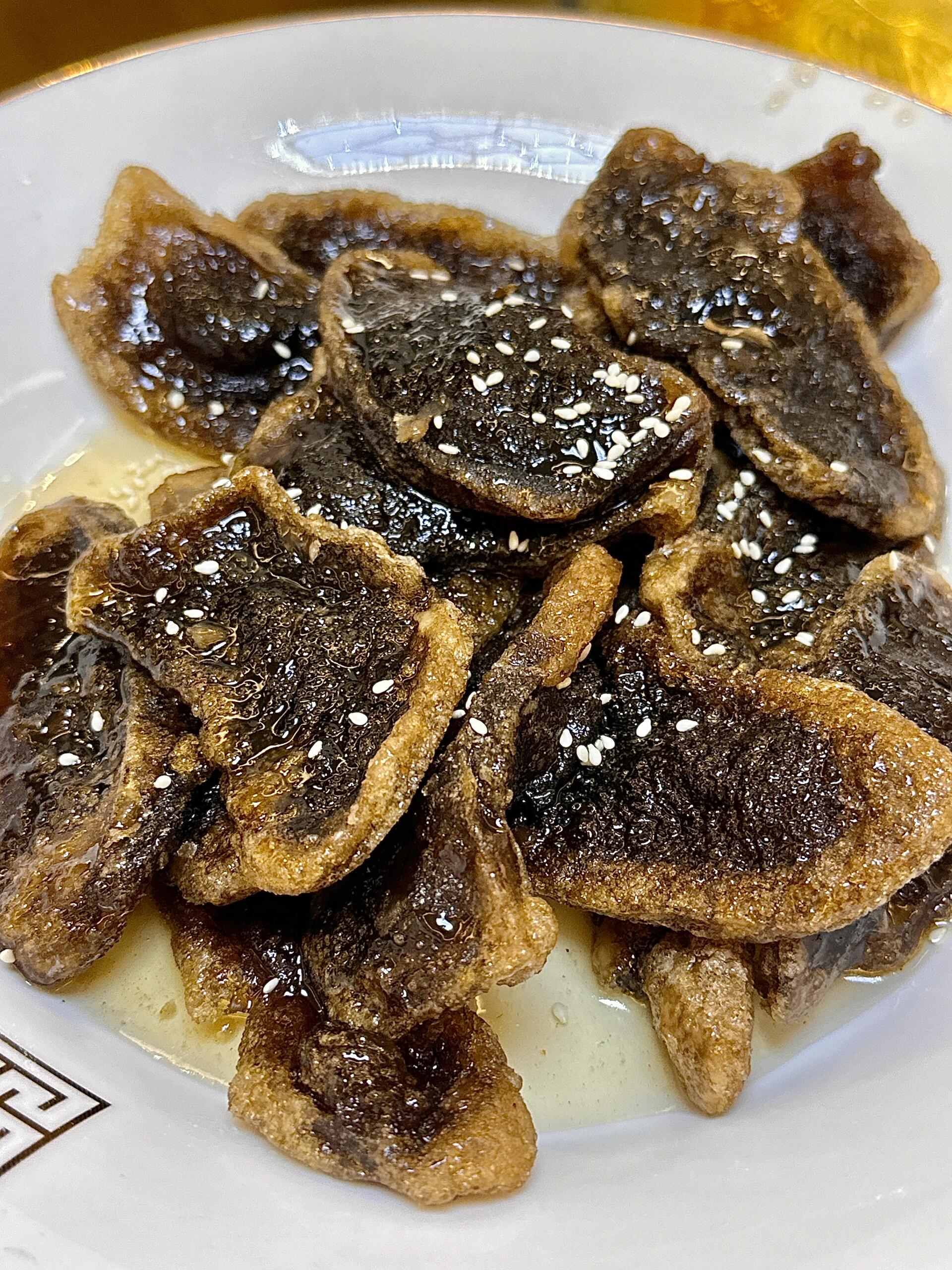 外层裹满了芝麻超ji香! 问了店员说叫蕨根粑!