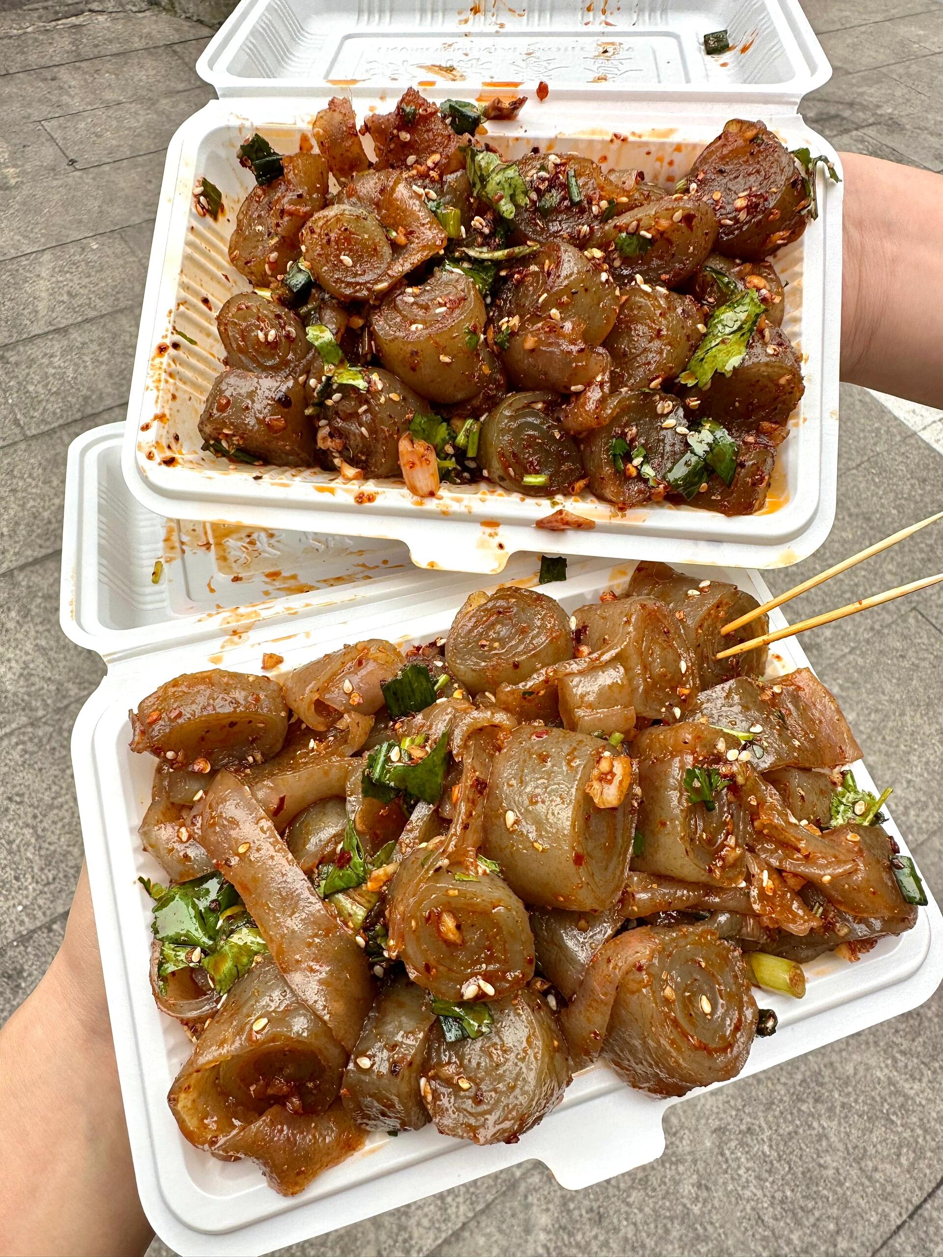 居然在观音桥吃到了正宗的彭水嘟卷子,都是手工现做的,佐料打