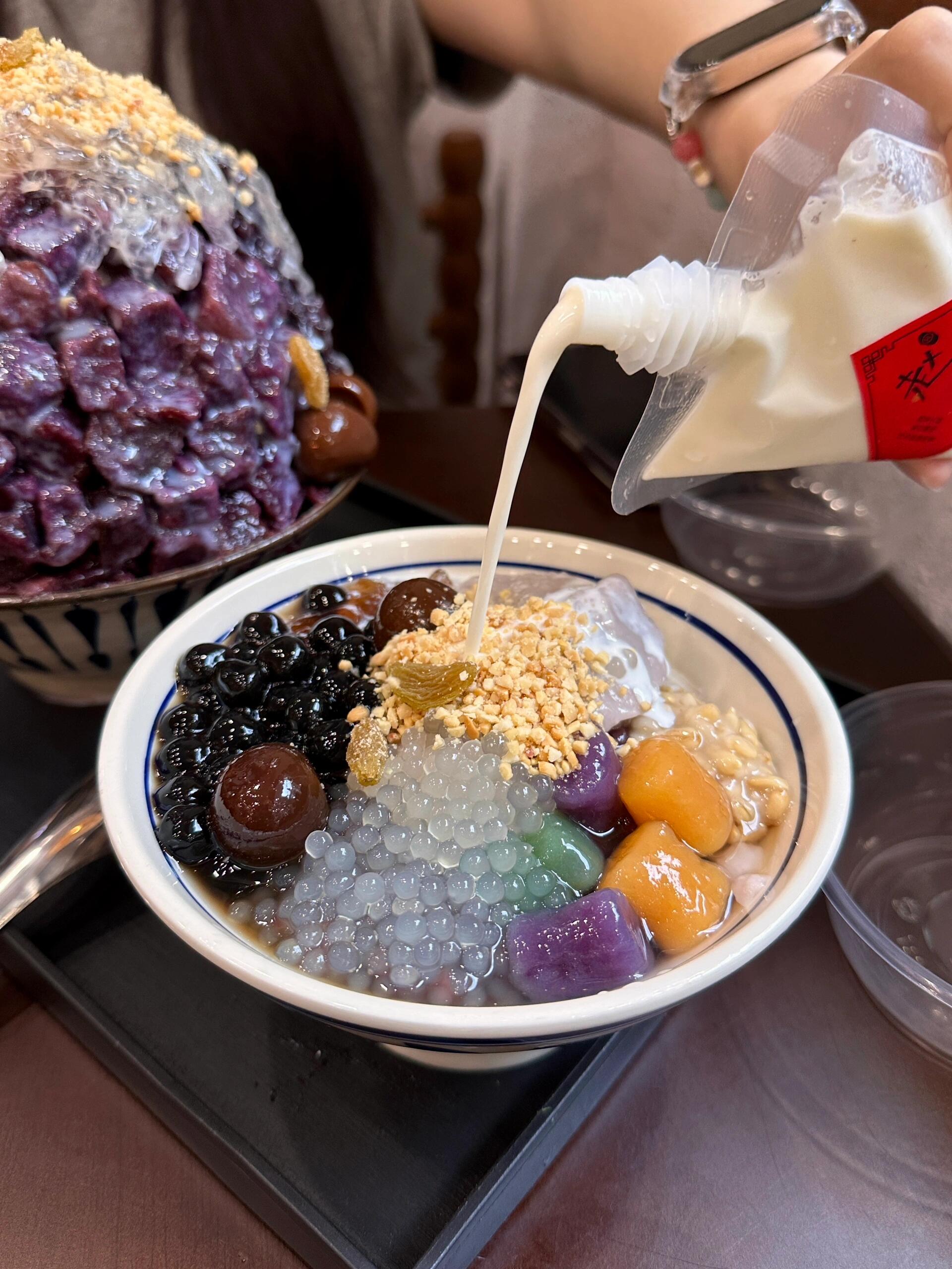 西米 芋圆 桃胶 仙草冻 鹌鹑蛋 葡萄干 花生碎 芋泥球 海石花 牛奶