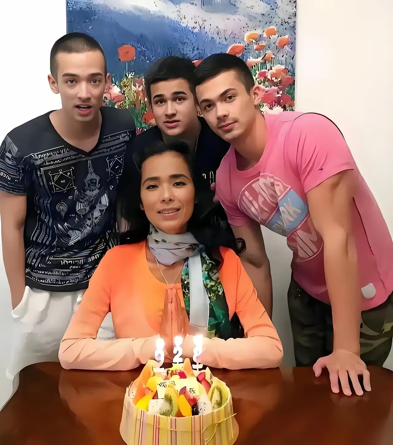 大儿子韦紫明30岁北大中文系才子现于纳斯达克上市公司担任高管;二