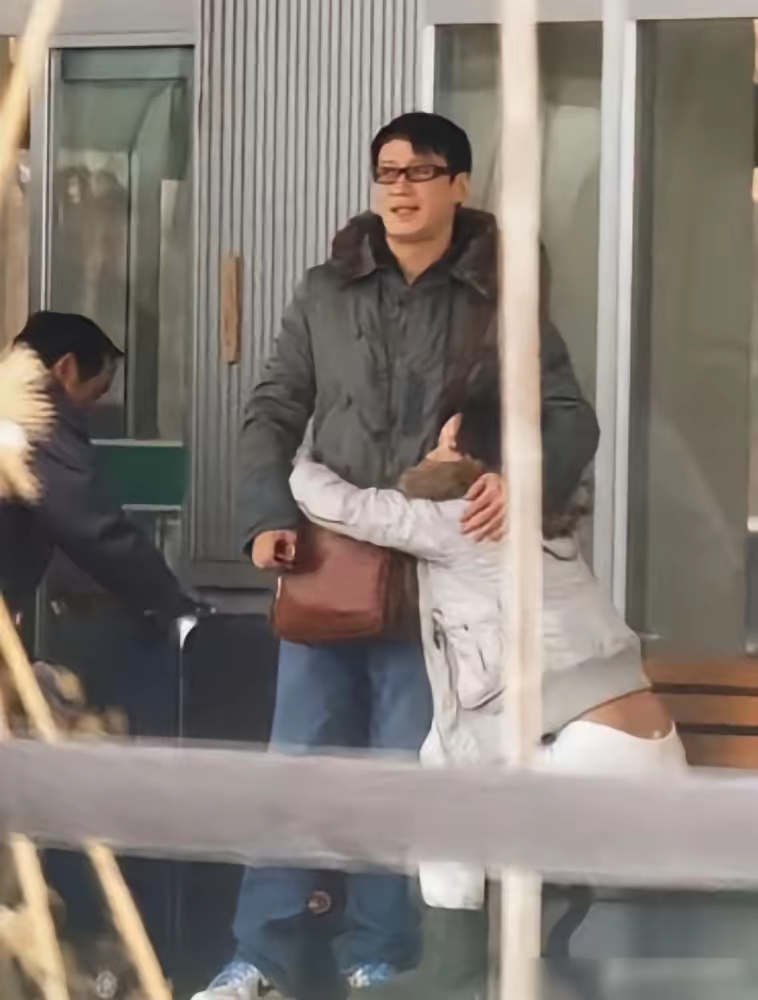 乐基儿和黎明恋爱期间,经常到日本滑雪,留下一幕幕浪漫又温馨的画 