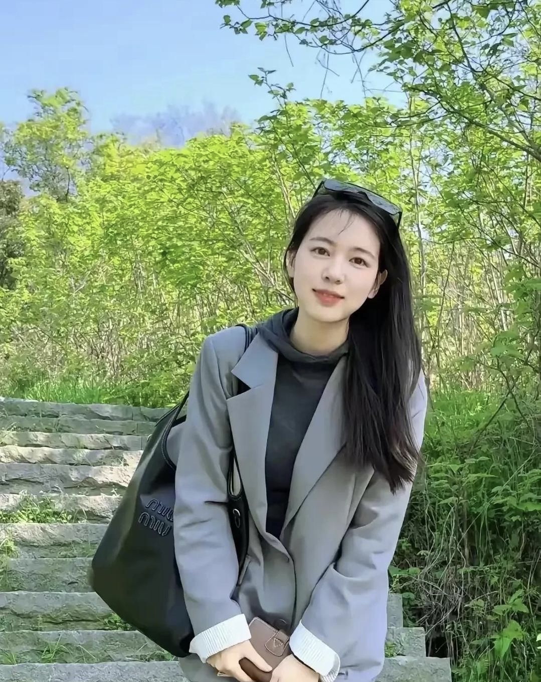 最近啊,大杨嫂和小杨嫂被说人设崩塌了,这事儿引起了好多讨论