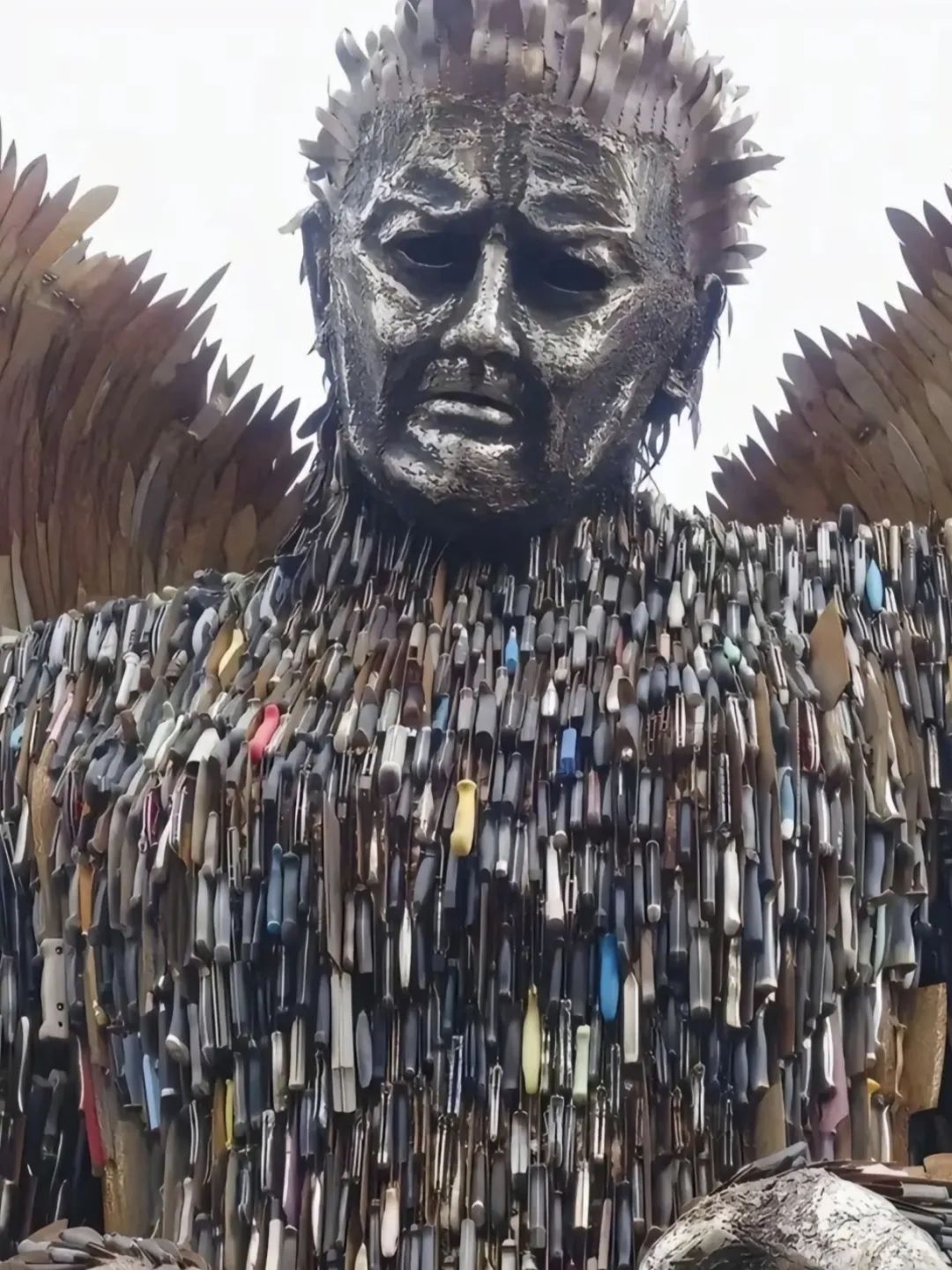 2米巨型雕塑!由数万"犯罪刀具"打造,它究竟是天使还是恶魔?