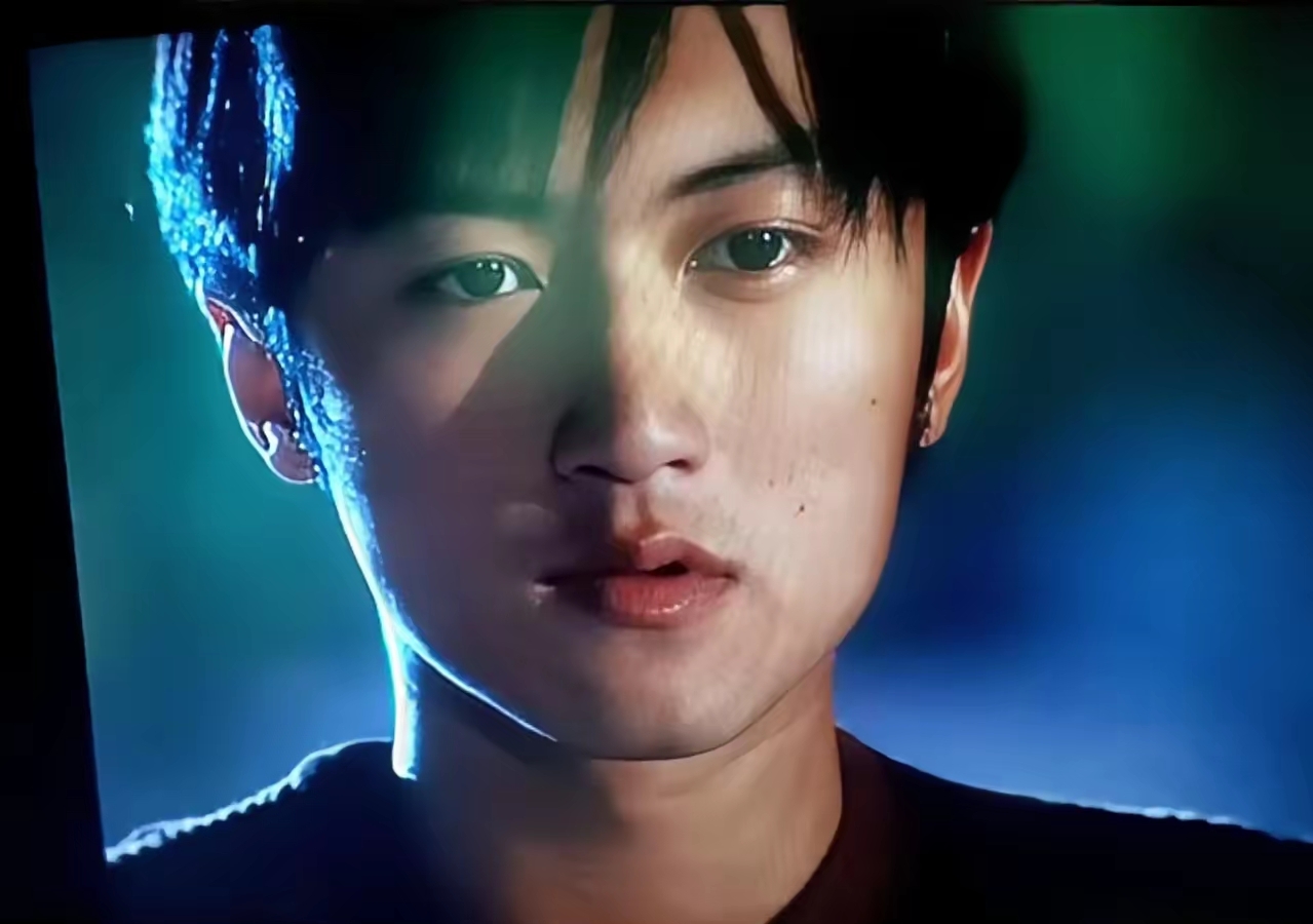 刚刚出道嫩嫩的谢霆锋 他出道的时候那是相当惊艳,颜值超高,脸就像