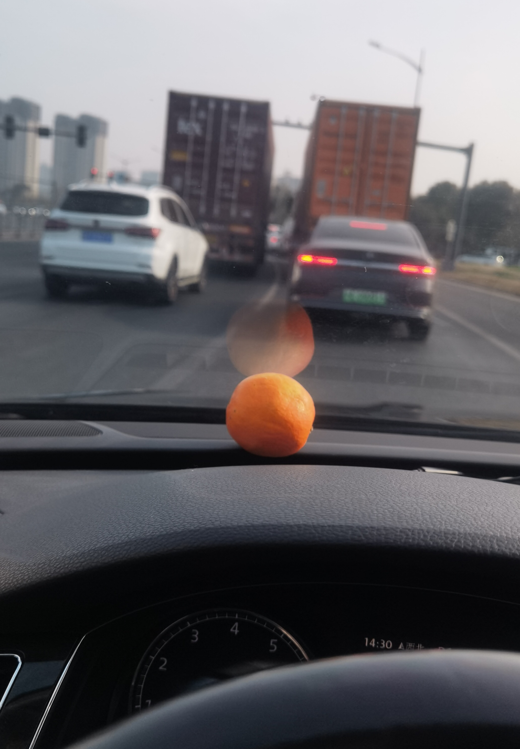 开车有珠子滚动撞击的声音