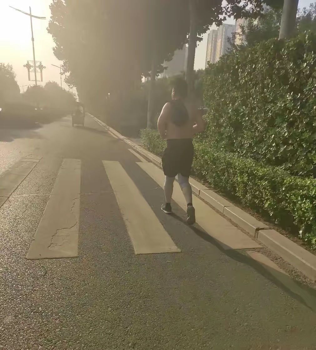 在路上竟然看到一个年轻人穿着运动鞋在跑步,浑身汗都湿透了,这是唱的