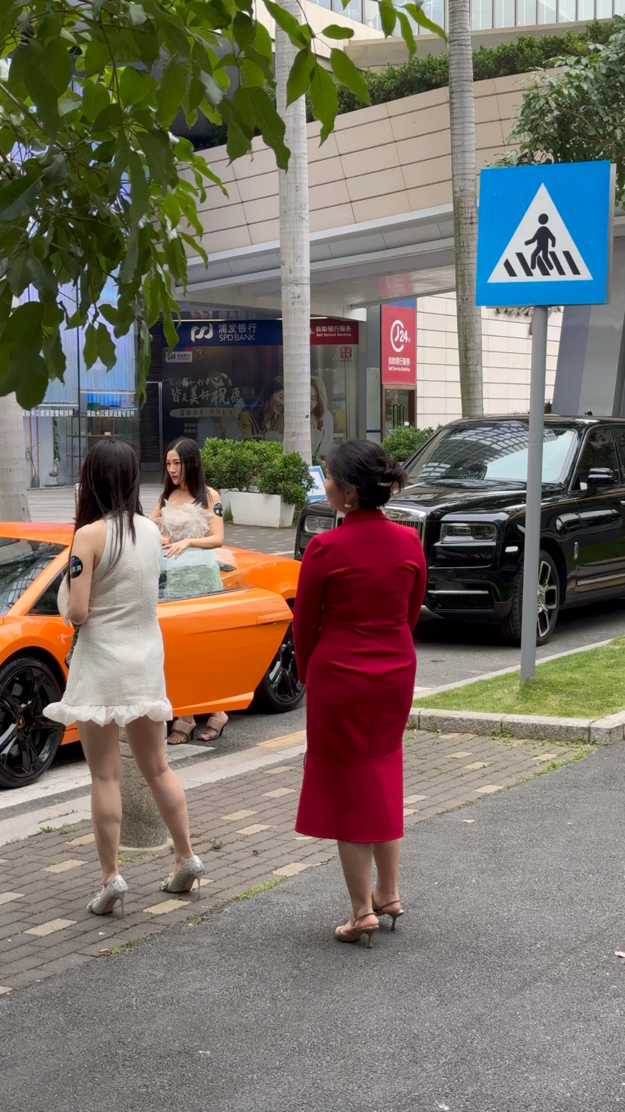 深圳湾一号偶遇富婆开着兰博基尼跑车在路边拍照,身材也太好了!