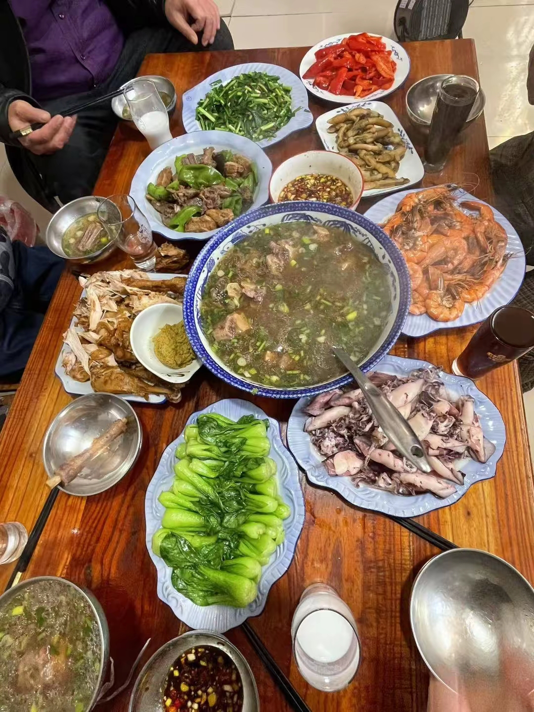 像不少农村地区一样,这里保留着中午吃年夜饭的传统