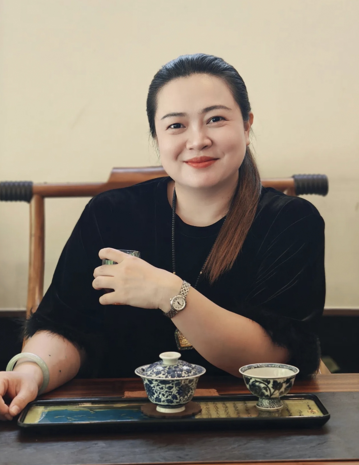 现在每天端着茶杯的姿势,像极了《西游记》里等唐僧的沙僧,不同的是他