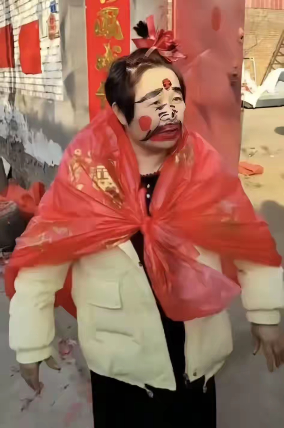 儿子结婚,妈妈为什么要承受这样的待遇?结婚搞成这样有什么好看的?