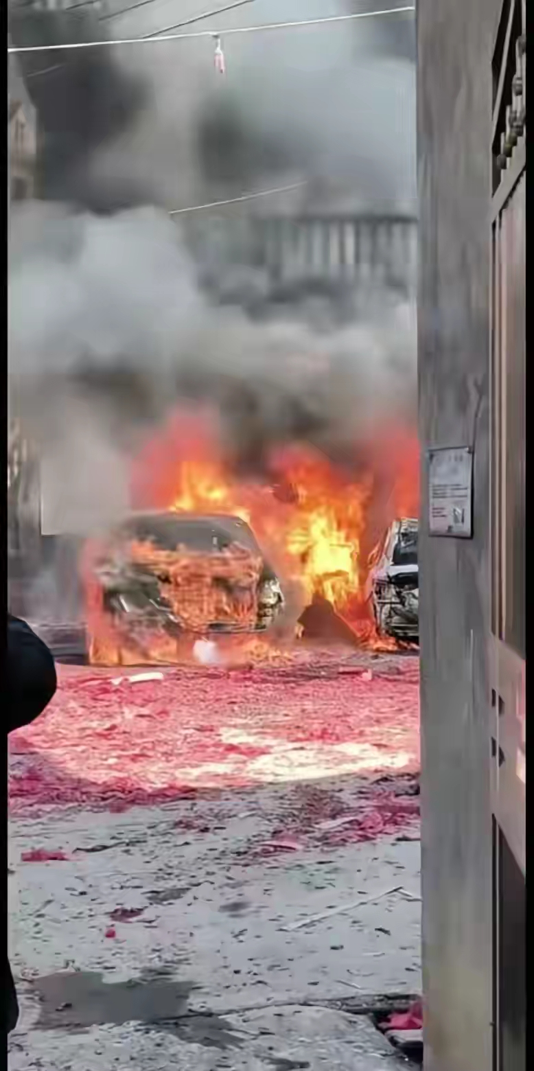 两台汽车停在放过鞭炮的地面,结果两台车均被烧毁