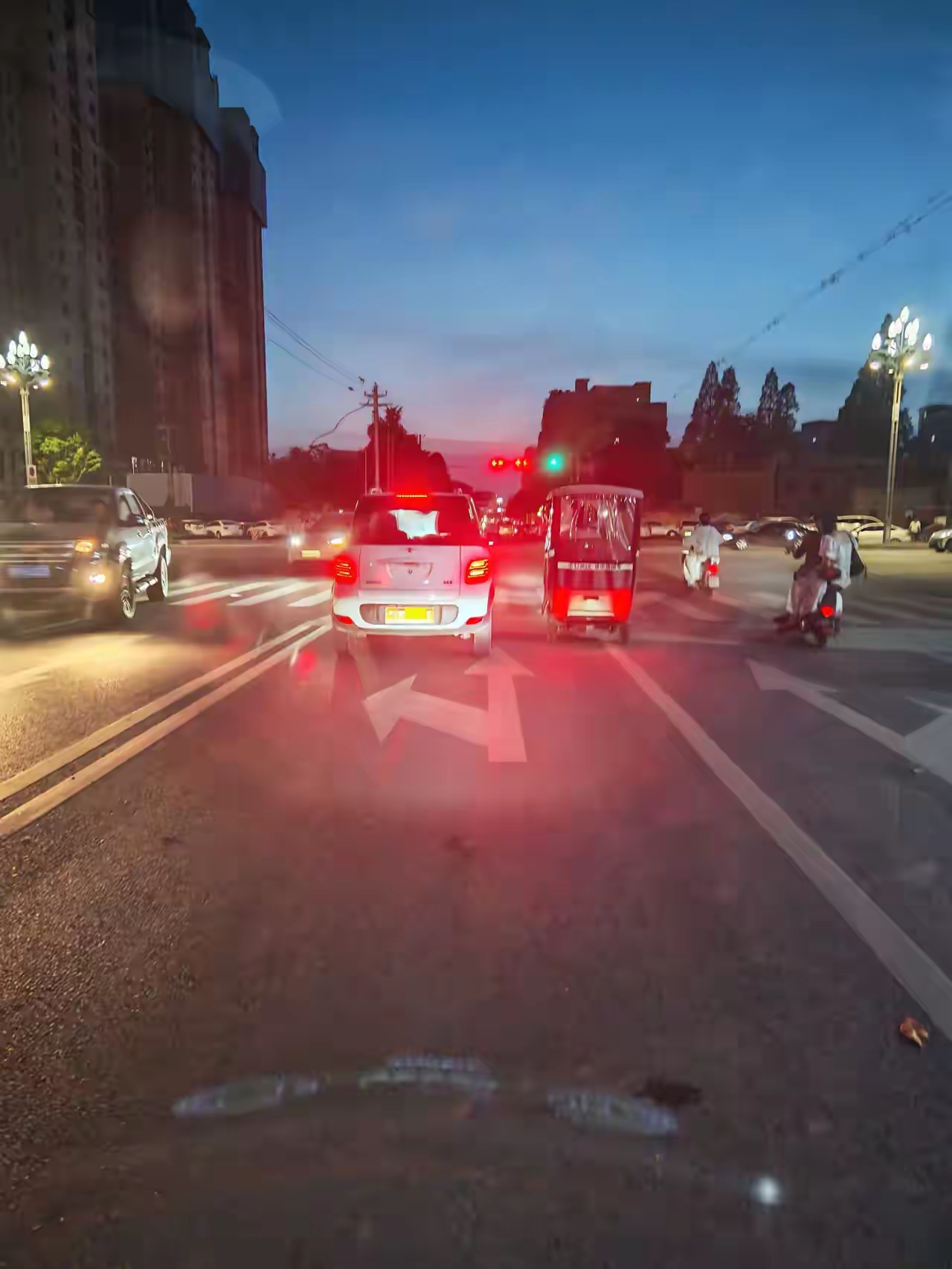 夜间修路禁止通行图片路边车开驻车灯车辆道路故障我是一枚新手司机