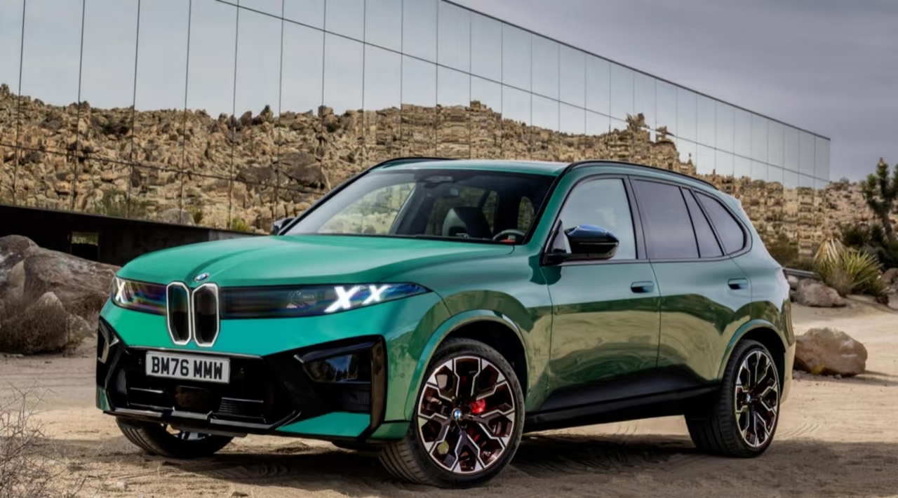 全新一代宝马x5路试谍照曝光,作为换代车型,新车在外观部分相比于现款