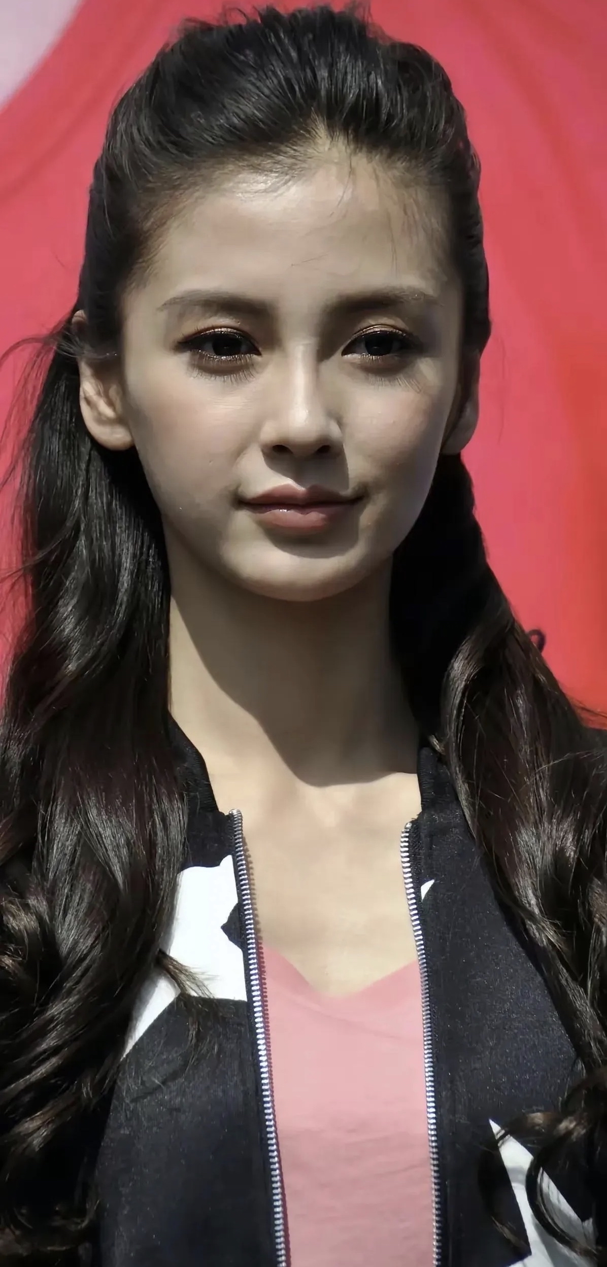 看看杨颖姑娘时候!还是一个单纯的女孩子!甜甜笑太治愈人了!