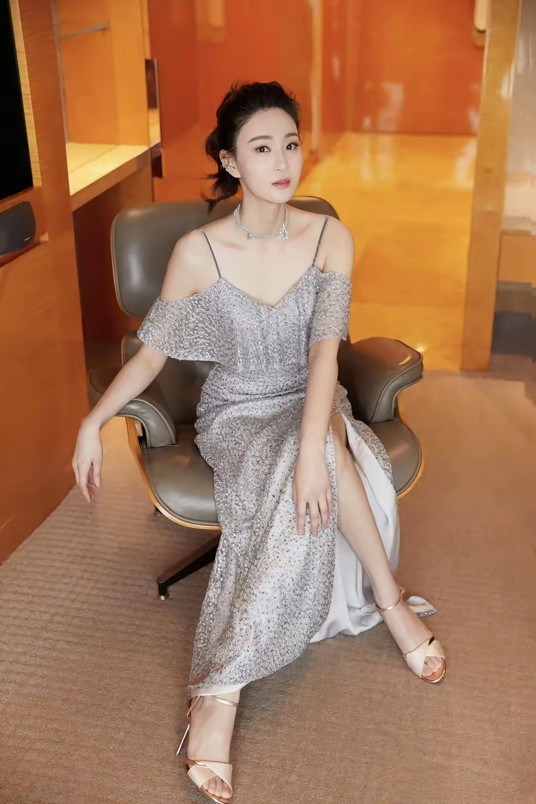 演员侯梦莎的一张生活照,清新靓丽,时尚优雅,高挑漂亮