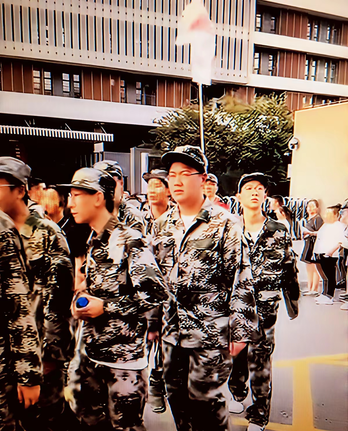 沛县二中新生刚报到就被拉到操场38℃高温下站军姿两小时晕倒名单