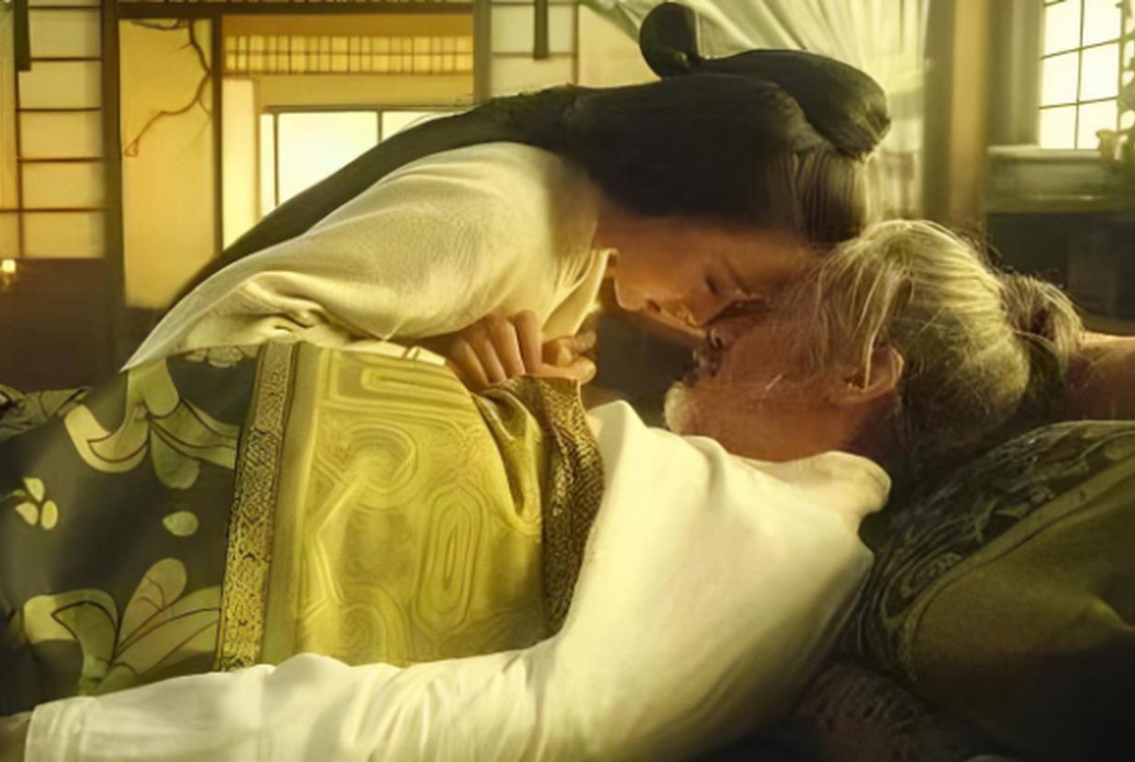 他搬去宠妾柏夫人卧室,从此不再与张春华同房,还对貌美宠妾抱怨:"那个