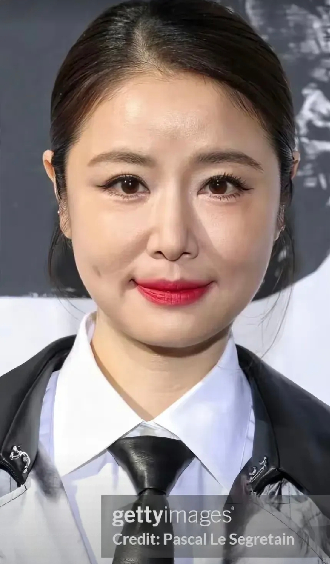 高高的鼻梁,两个酒窝,太美啦!