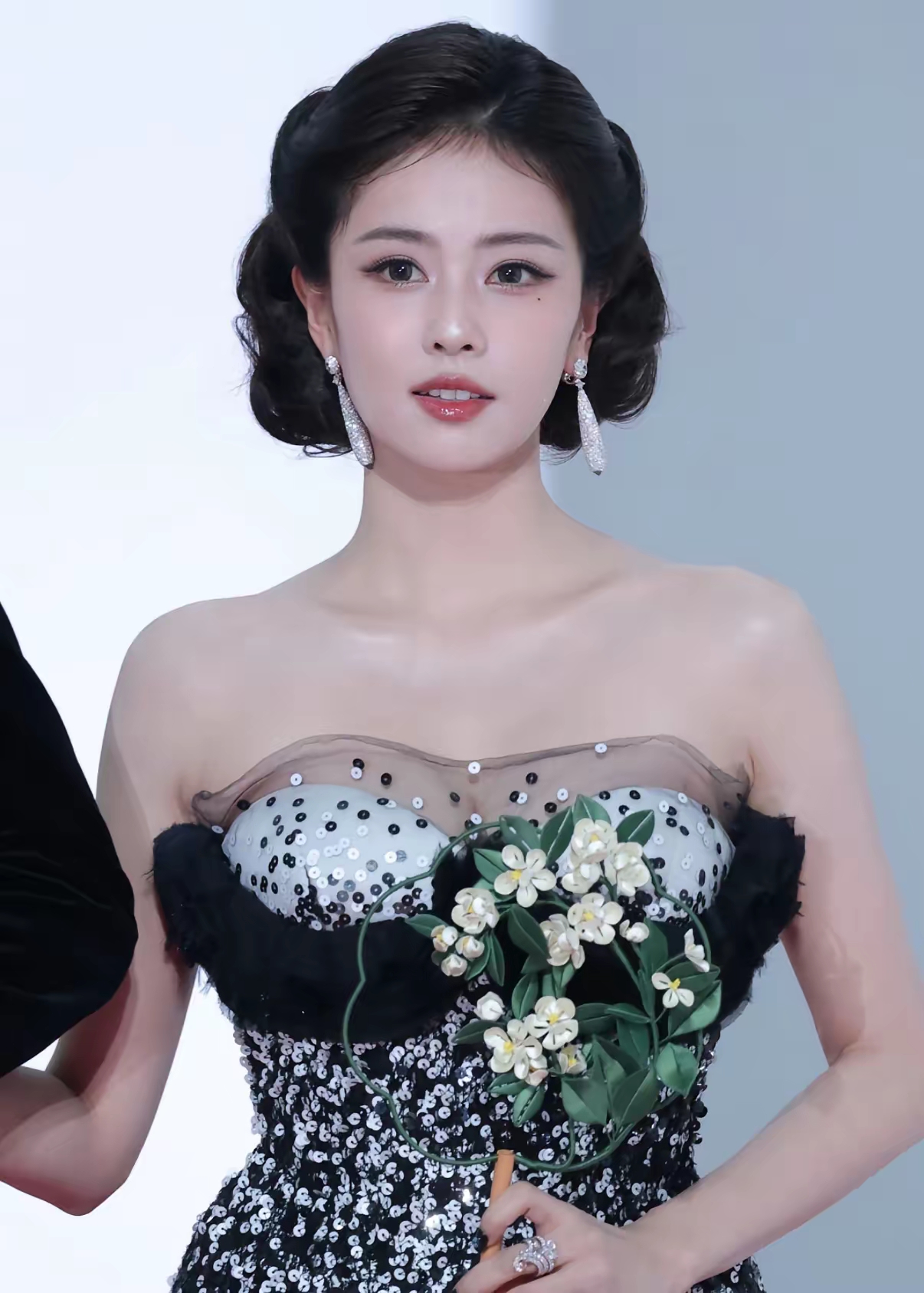 白鹿拿奖时没说什么场面话只反复提及道具组灯光组的老师们直言没