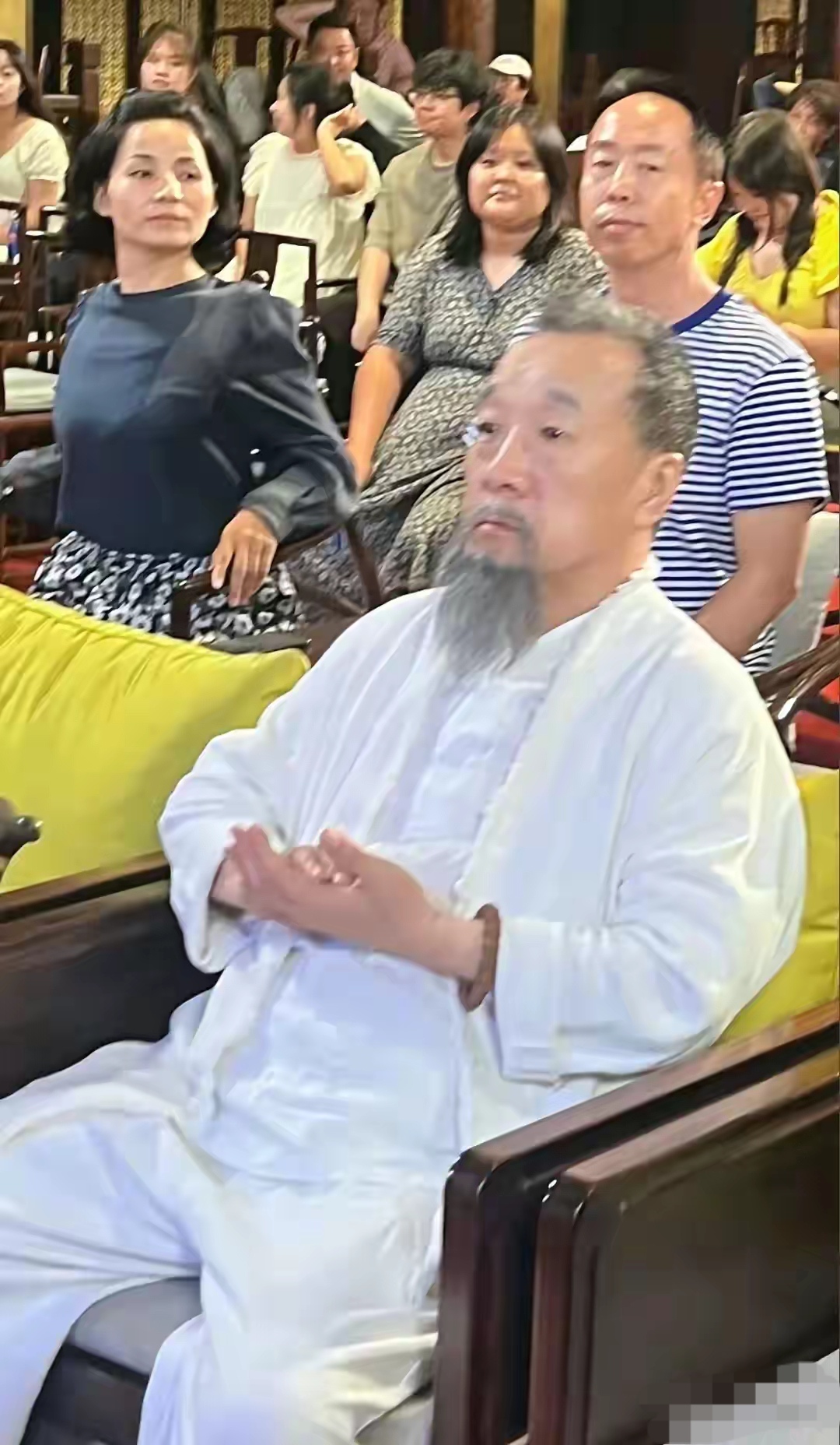 留着长斑白胡须左手戴佛珠右手拄拐杖像个仙风道骨的老神仙