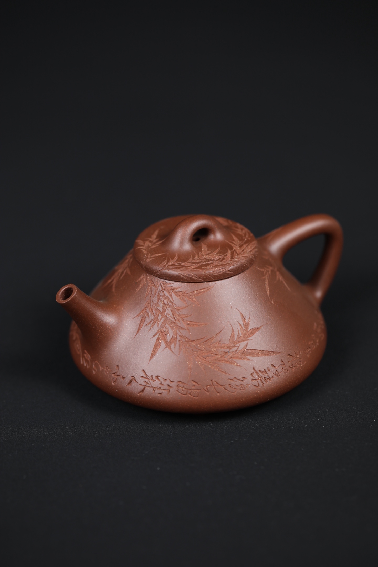 大红大绿,大都是普通陶土加上化工染色剂调制的. 2表面过于光亮发冷