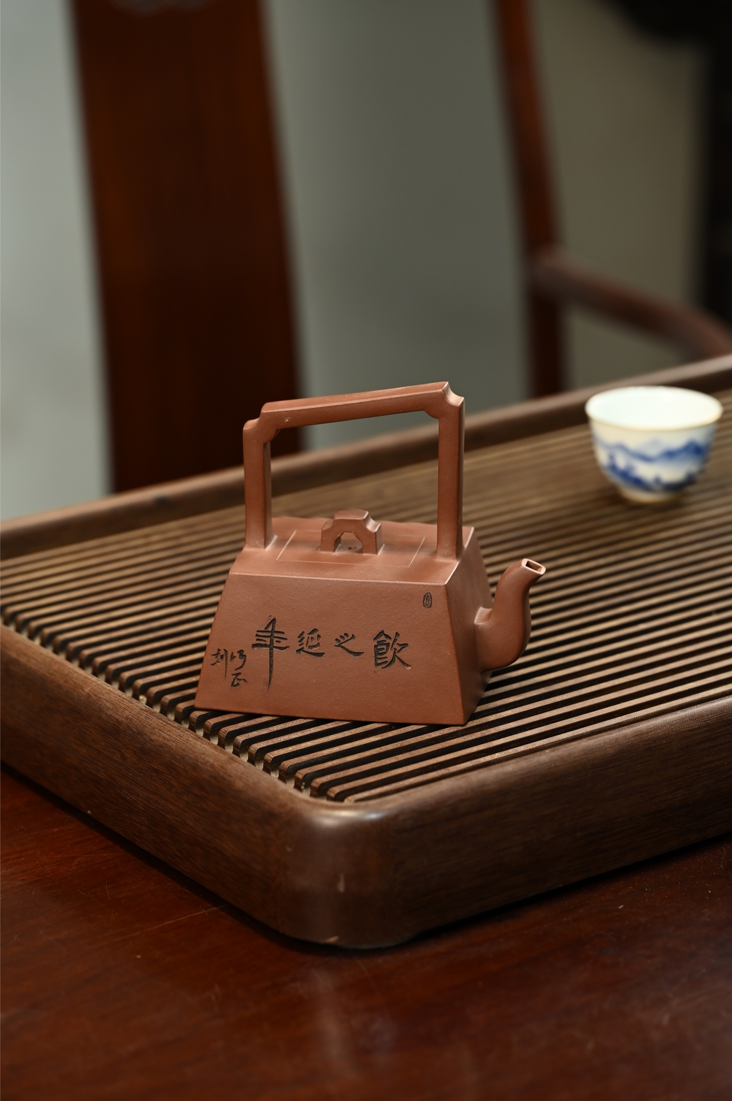 城方提梁·饮之延年 容量350cc 泥料,极品紫泥 壶体呈四方,线条利落