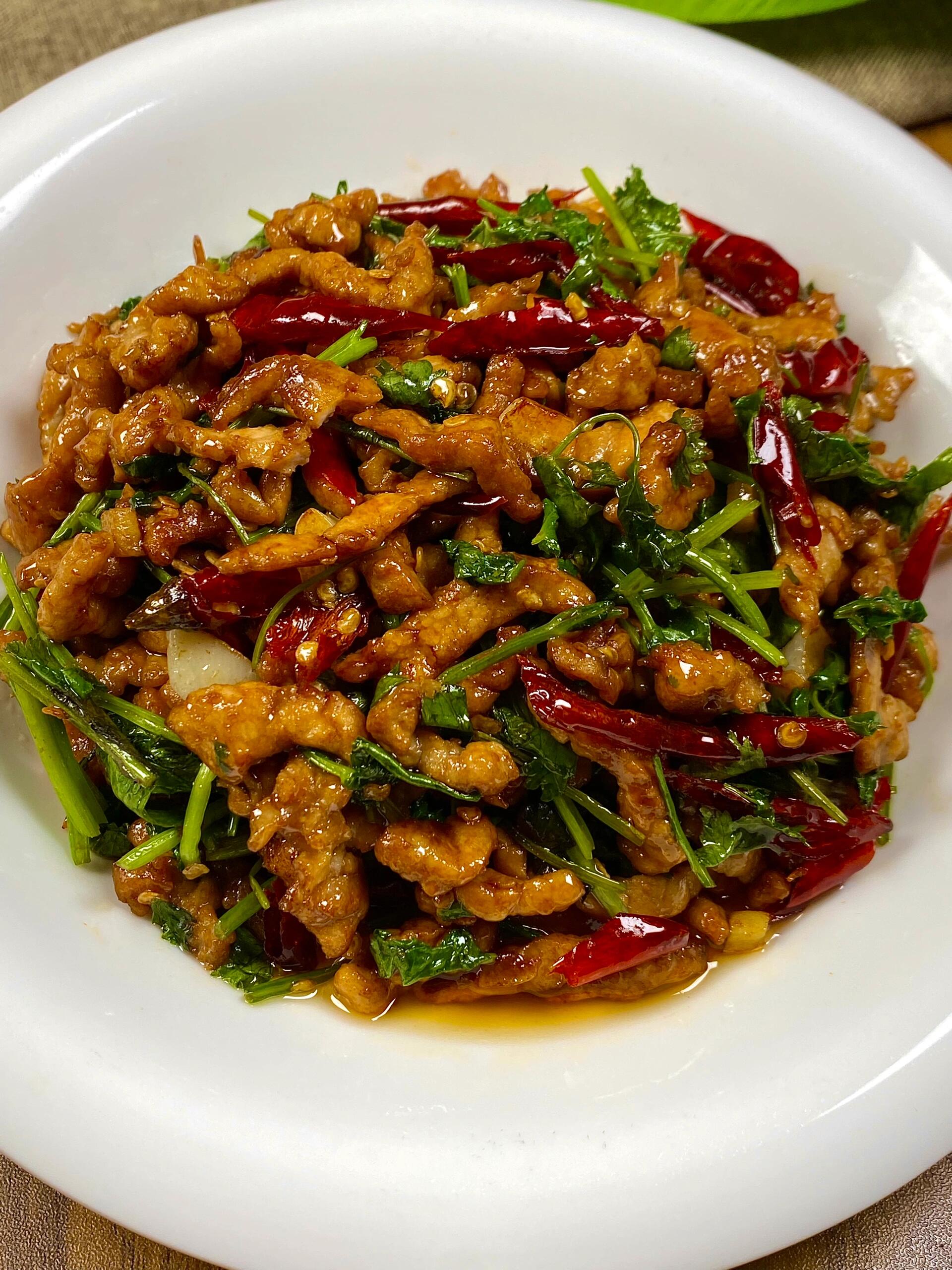 正宗的香辣肉丝是各自炒熟之后拌出来的肉丝不加淀粉哦动态连更挑战