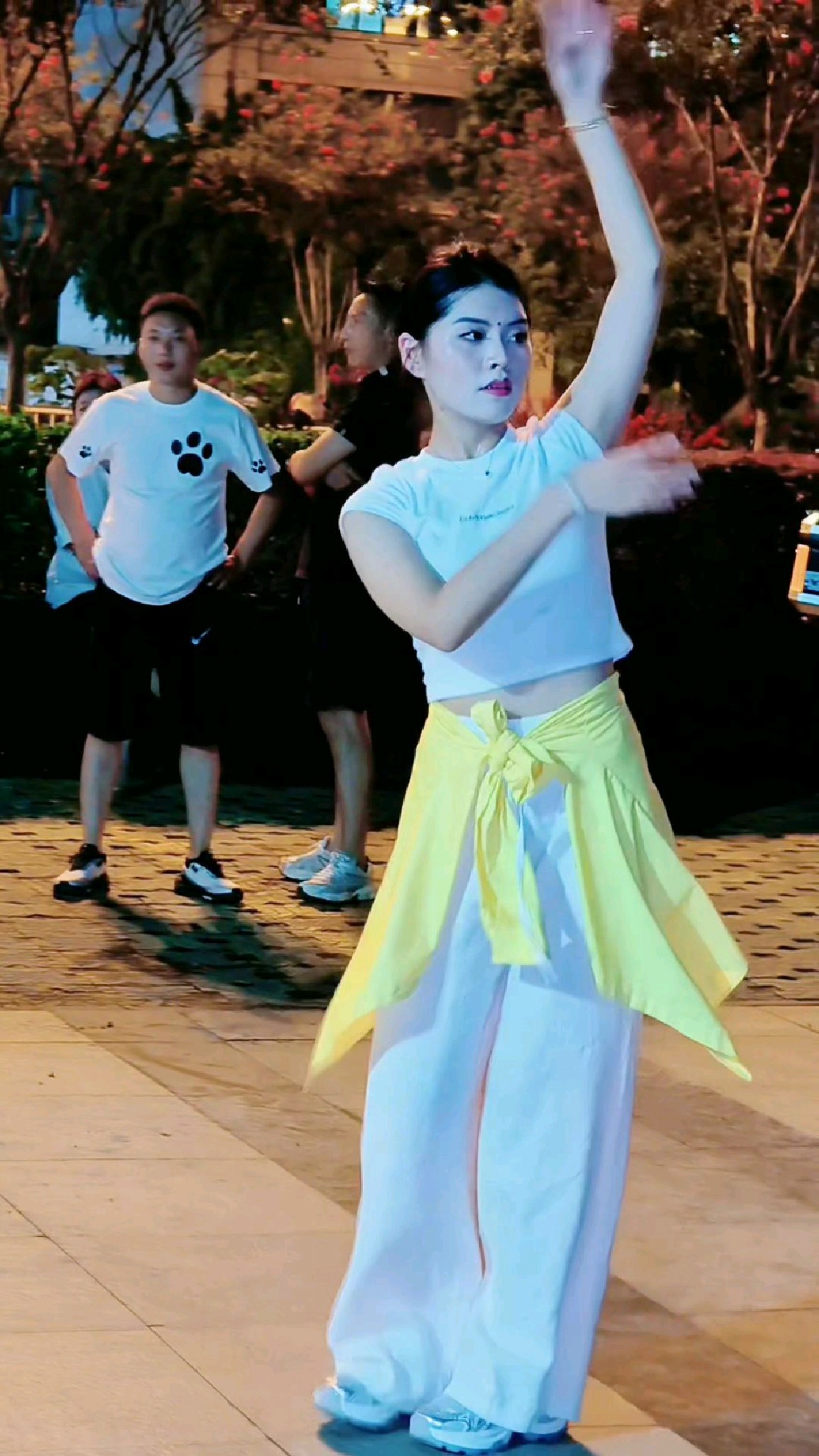 益西卓玛,舞美人美身材婀娜多姿!