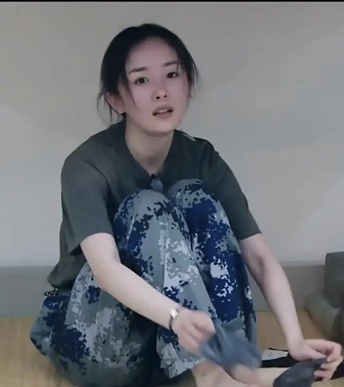 果然节目里的军训,也不是假的,杨幂都累瘫了