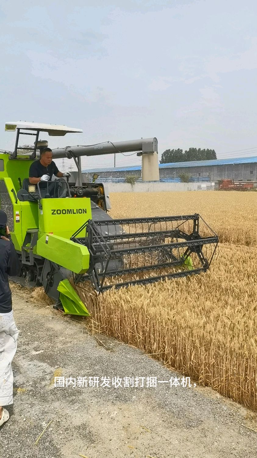收割打捆一体机收获各种五谷杂粮,粮食脱成粒,秸秆打成捆