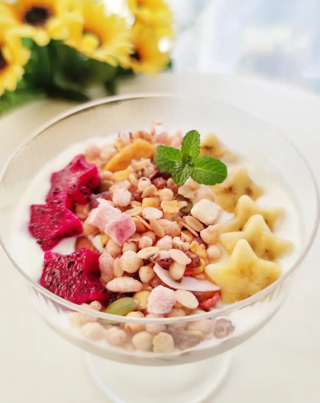 首先是燕麦水果杯,准备30克即食燕麦,加上100克无糖酸奶,再点缀上20