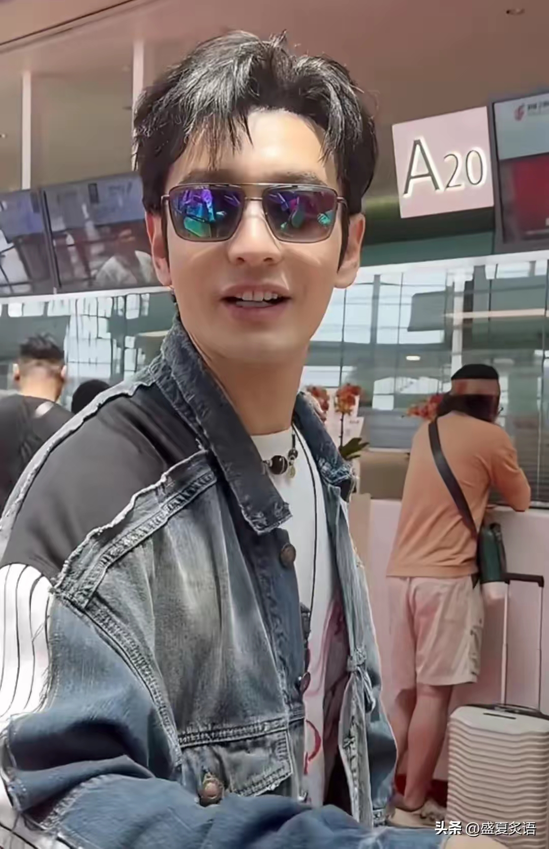 47岁黄晓明在上海,热情又帅气,16cm高跟鞋抢眼,发际线一言难尽