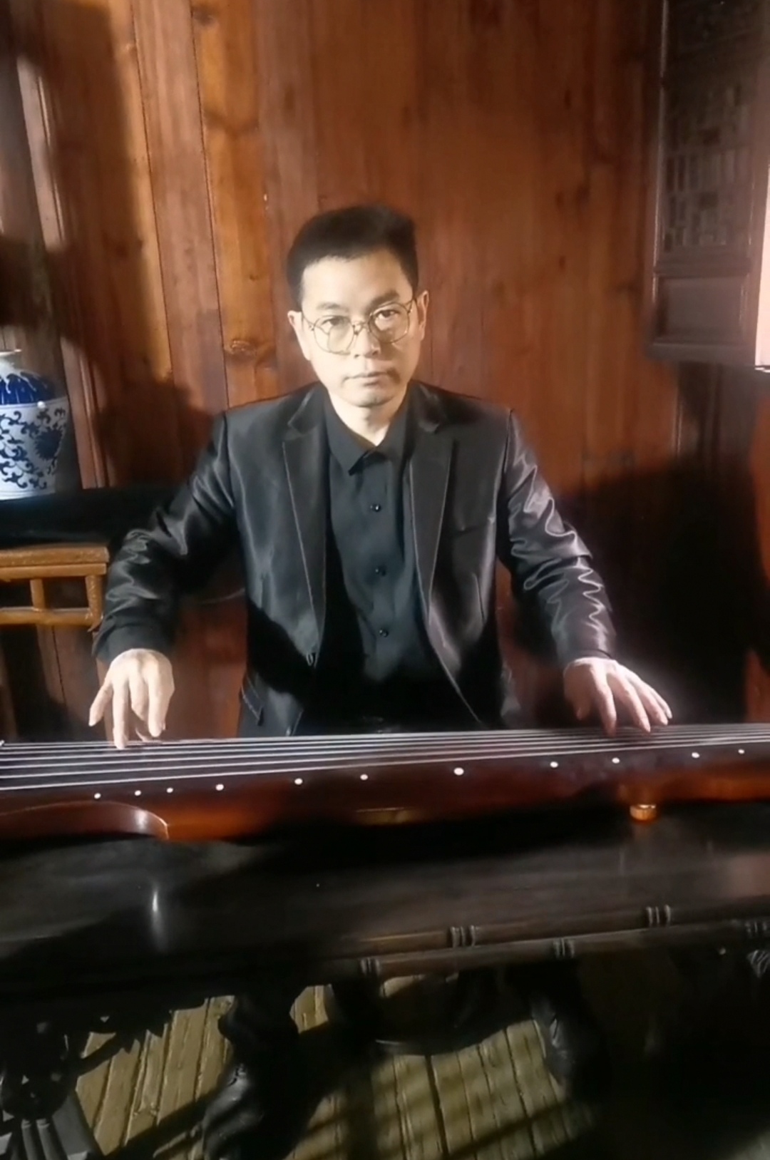 在老家的路上遇到小学时候的老同学老何送他的两个孩子上学,我跨上了